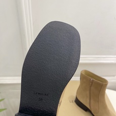 LEMAIRE 2026秋冬新品 经典复古粗跟侧拉链短靴 ————————— 作为这两年最受欢迎的设计师牌,设计简单、 LEMAIRE 2026秋冬新品 经典复古粗跟侧拉链短靴 ————————— 作为这两年最受欢迎的设计师牌,设计简单、