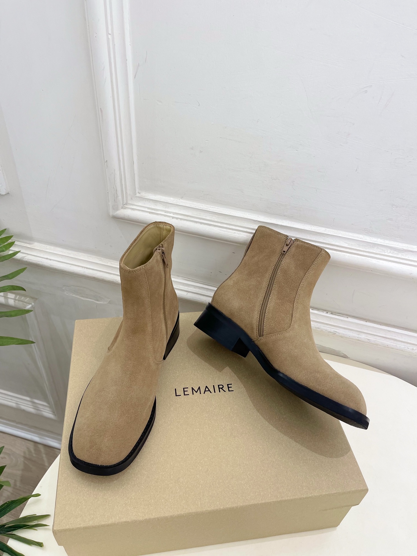 LEMAIRE 2026秋冬新品 经典复古粗跟侧拉链短靴 ————————— 作为这两年最受欢迎的设计师牌,设计简单、 LEMAIRE 2026秋冬新品 经典复古粗跟侧拉链短靴 ————————— 作为这两年最受欢迎的设计师牌,设计简单、