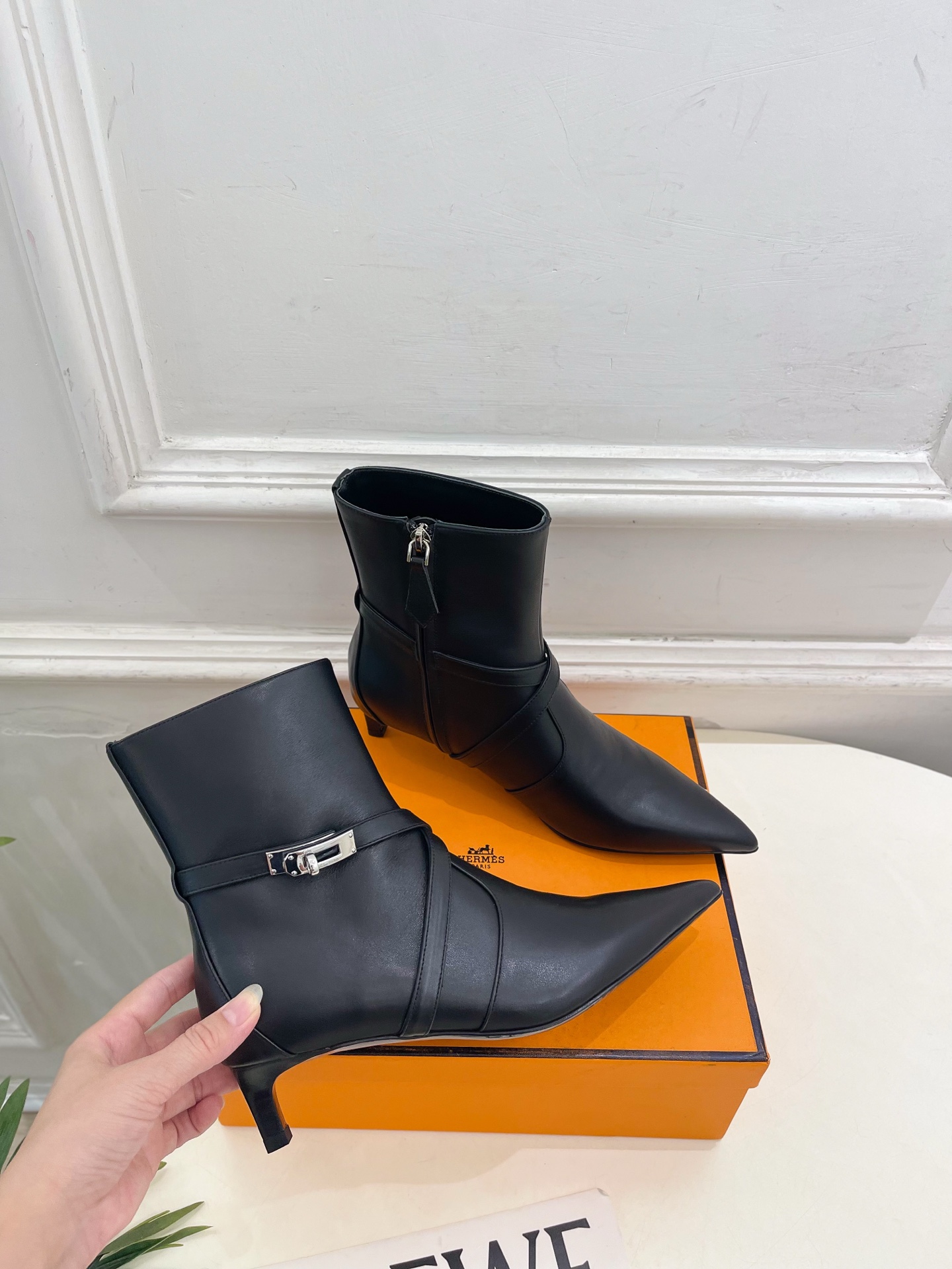 🐎𝐇𝐄𝐑𝐌𝐄* 爱玛仕 26𝐬𝐬  🌈专柜新款 2026秋冬新品 经典Kelly扣尖头侧拉链猫跟及踝靴 系列〰 ◽鞋面：
