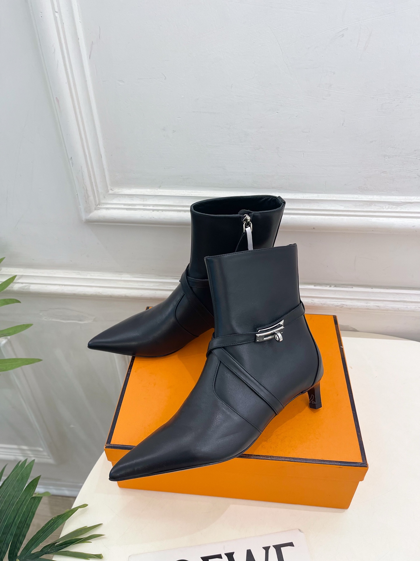 🐎𝐇𝐄𝐑𝐌𝐄* 爱玛仕 26𝐬𝐬  🌈专柜新款 2026秋冬新品 经典Kelly扣尖头侧拉链猫跟及踝靴 系列〰 ◽鞋面：