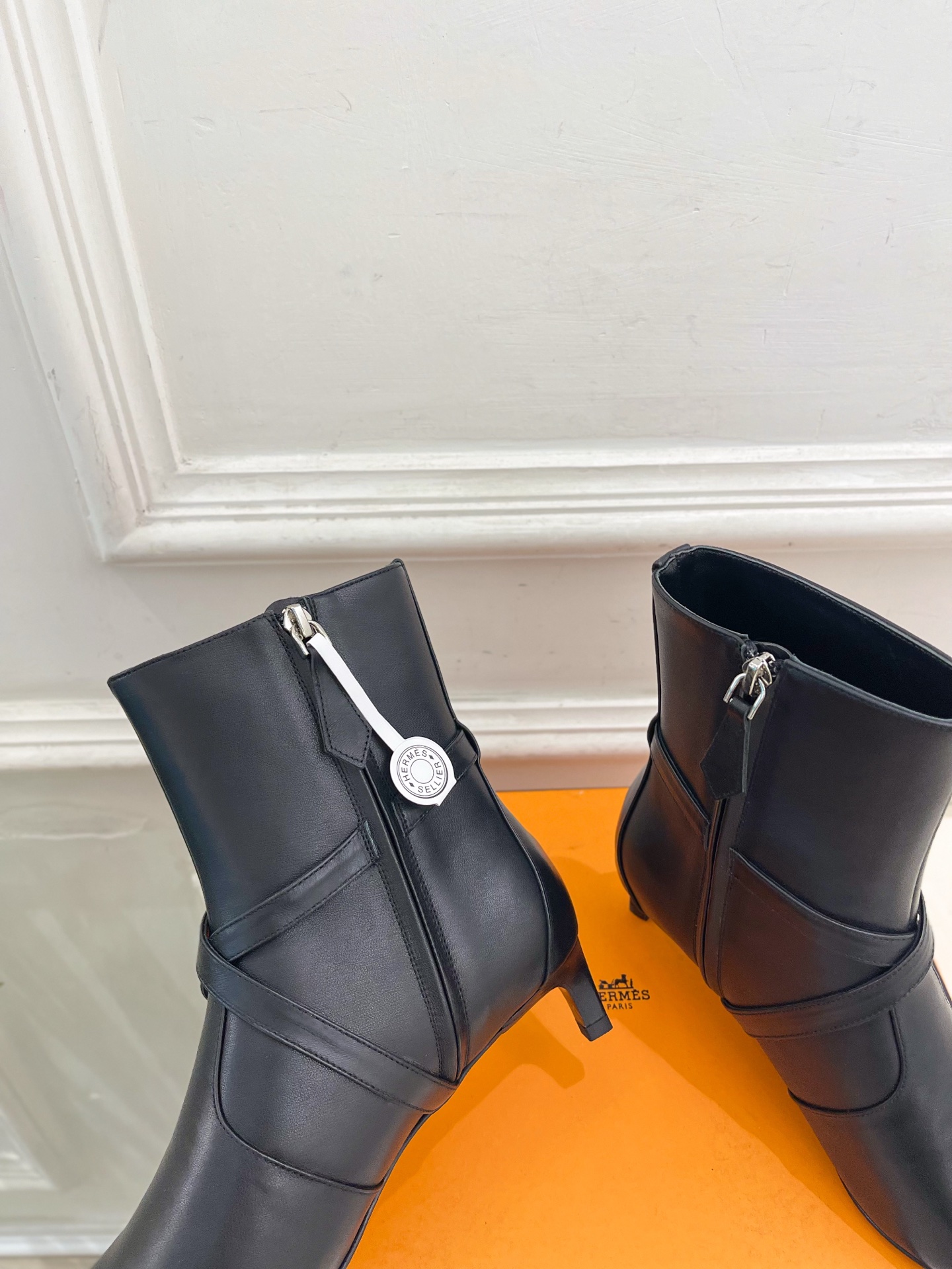 🐎𝐇𝐄𝐑𝐌𝐄* 爱玛仕 26𝐬𝐬  🌈专柜新款 2026秋冬新品 经典Kelly扣尖头侧拉链猫跟及踝靴 系列〰 ◽鞋面：