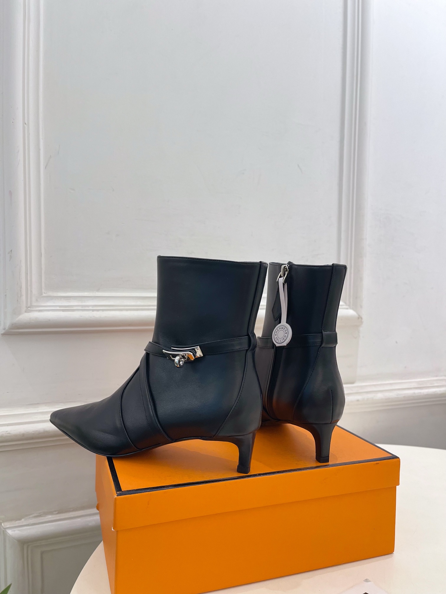 🐎𝐇𝐄𝐑𝐌𝐄* 爱玛仕 26𝐬𝐬  🌈专柜新款 2026秋冬新品 经典Kelly扣尖头侧拉链猫跟及踝靴 系列〰 ◽鞋面：