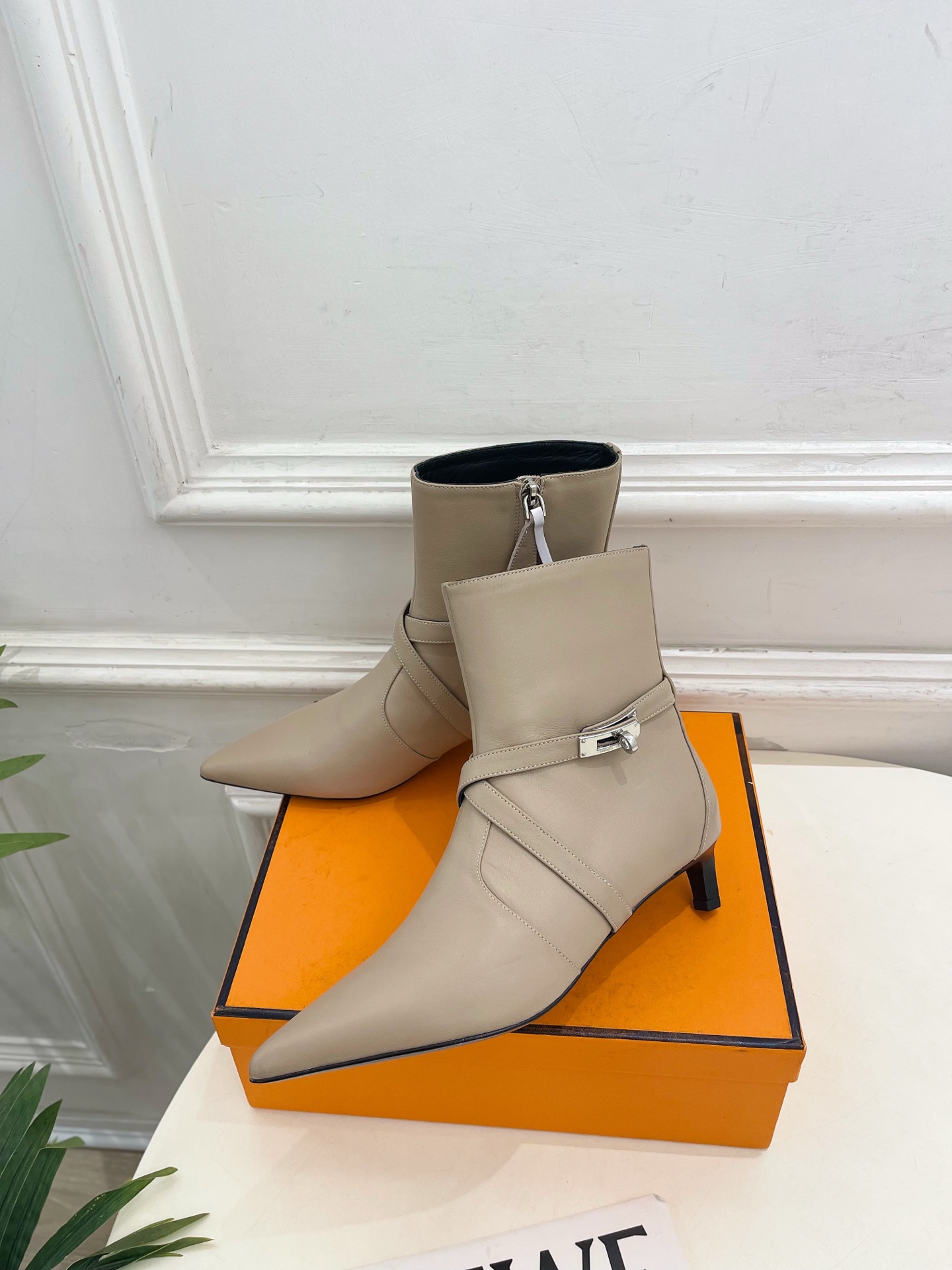🐎𝐇𝐄𝐑𝐌𝐄* 爱玛仕 26𝐬𝐬 🌈专柜新款 2026秋冬新品 经典Kelly扣尖头侧拉链猫跟及踝靴 系列〰 ◽鞋面: 🐎𝐇𝐄𝐑𝐌𝐄* 爱玛仕 26𝐬𝐬 🌈专柜新款 2026秋冬新品 经典Kelly扣尖头侧拉链猫跟及踝靴 系列〰 ◽鞋面: