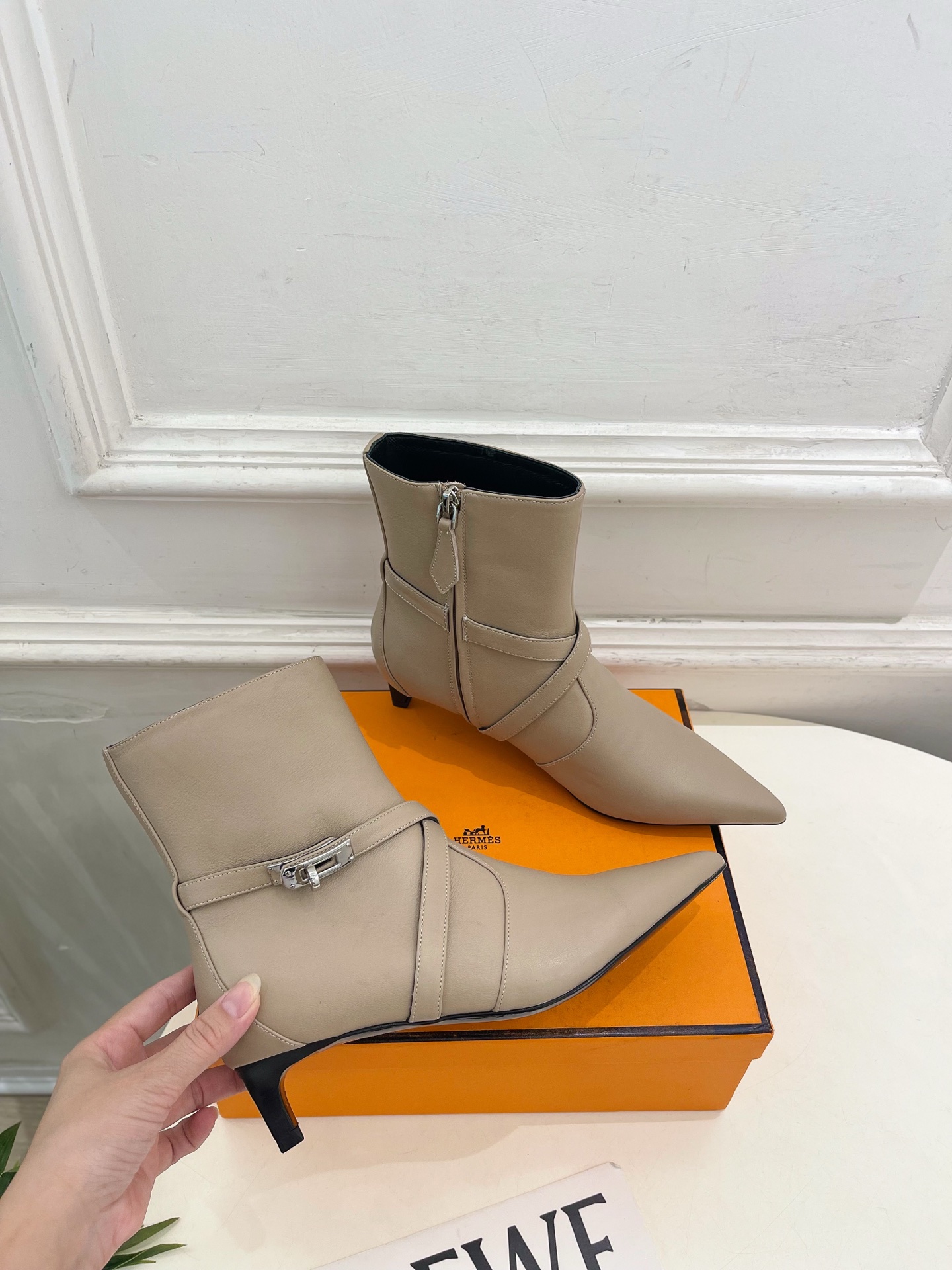 🐎𝐇𝐄𝐑𝐌𝐄* 爱玛仕 26𝐬𝐬 🌈专柜新款 2026秋冬新品 经典Kelly扣尖头侧拉链猫跟及踝靴 系列〰 ◽鞋面: 🐎𝐇𝐄𝐑𝐌𝐄* 爱玛仕 26𝐬𝐬 🌈专柜新款 2026秋冬新品 经典Kelly扣尖头侧拉链猫跟及踝靴 系列〰 ◽鞋面:
