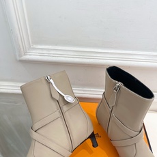 🐎𝐇𝐄𝐑𝐌𝐄* 爱玛仕 26𝐬𝐬 🌈专柜新款 2026秋冬新品 经典Kelly扣尖头侧拉链猫跟及踝靴 系列〰 ◽鞋面: 🐎𝐇𝐄𝐑𝐌𝐄* 爱玛仕 26𝐬𝐬 🌈专柜新款 2026秋冬新品 经典Kelly扣尖头侧拉链猫跟及踝靴 系列〰 ◽鞋面: