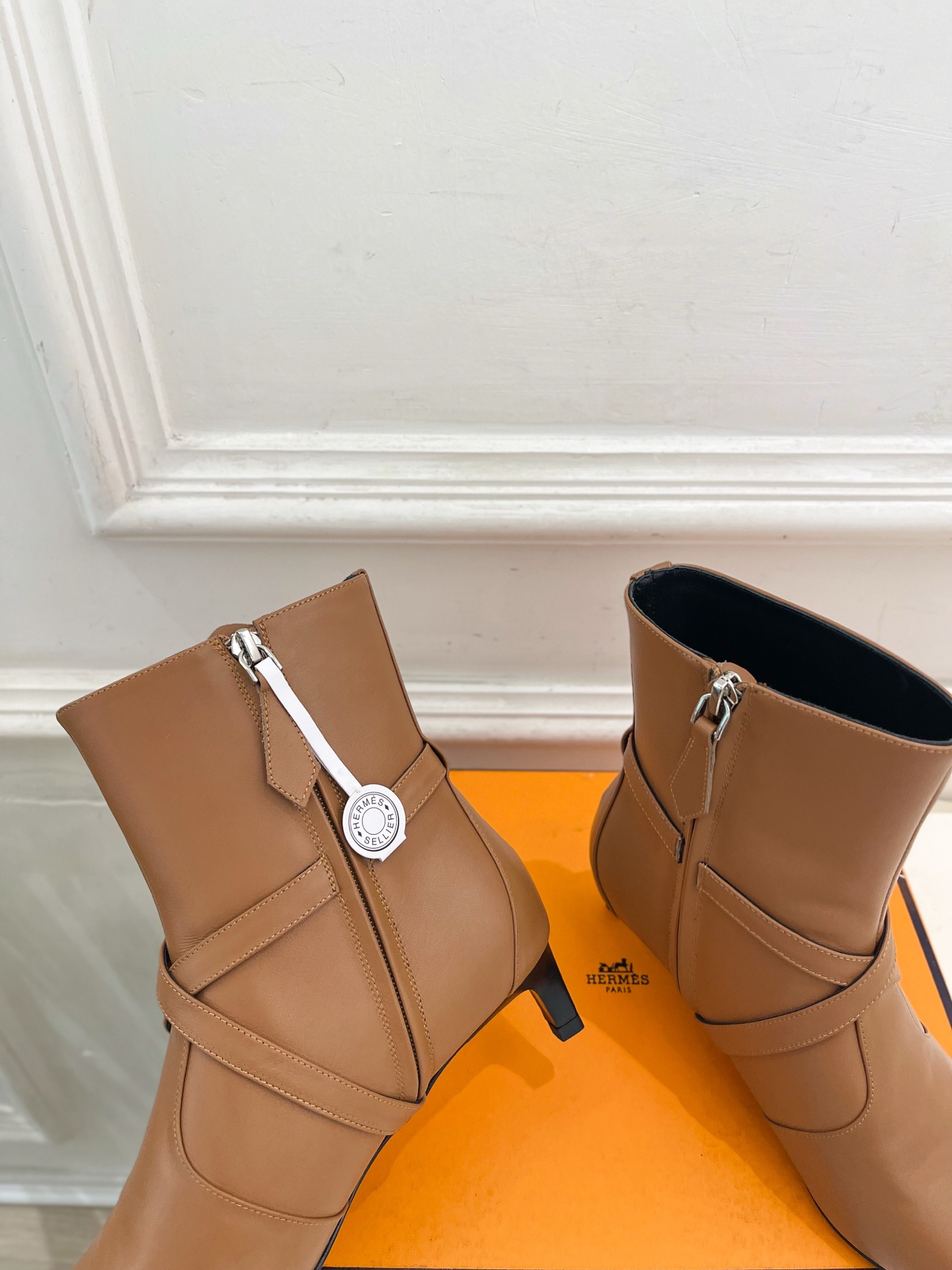 🐎𝐇𝐄𝐑𝐌𝐄* 爱玛仕 26𝐬𝐬 🌈专柜新款 2026秋冬新品 经典Kelly扣尖头侧拉链猫跟及踝靴 系列〰 ◽鞋面: 🐎𝐇𝐄𝐑𝐌𝐄* 爱玛仕 26𝐬𝐬 🌈专柜新款 2026秋冬新品 经典Kelly扣尖头侧拉链猫跟及踝靴 系列〰 ◽鞋面: