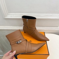 🐎𝐇𝐄𝐑𝐌𝐄* 爱玛仕 26𝐬𝐬 🌈专柜新款 2026秋冬新品 经典Kelly扣尖头侧拉链猫跟及踝靴 系列〰 ◽鞋面: 🐎𝐇𝐄𝐑𝐌𝐄* 爱玛仕 26𝐬𝐬 🌈专柜新款 2026秋冬新品 经典Kelly扣尖头侧拉链猫跟及踝靴 系列〰 ◽鞋面: