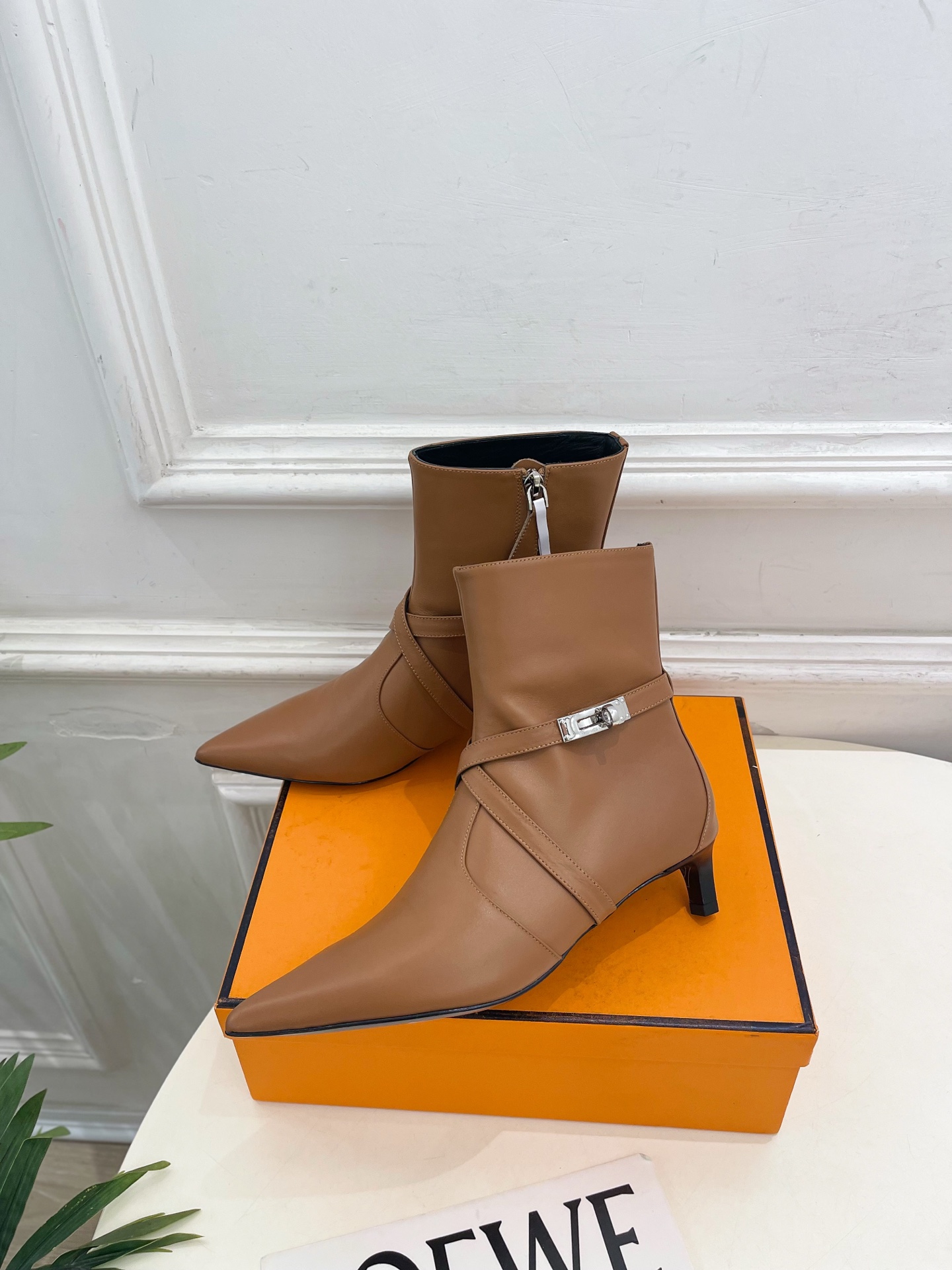 🐎𝐇𝐄𝐑𝐌𝐄* 爱玛仕 26𝐬𝐬 🌈专柜新款 2026秋冬新品 经典Kelly扣尖头侧拉链猫跟及踝靴 系列〰 ◽鞋面: 🐎𝐇𝐄𝐑𝐌𝐄* 爱玛仕 26𝐬𝐬 🌈专柜新款 2026秋冬新品 经典Kelly扣尖头侧拉链猫跟及踝靴 系列〰 ◽鞋面: