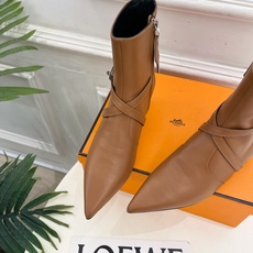 🐎𝐇𝐄𝐑𝐌𝐄* 爱玛仕 26𝐬𝐬 🌈专柜新款 2026秋冬新品 经典Kelly扣尖头侧拉链猫跟及踝靴 系列〰 ◽鞋面: 🐎𝐇𝐄𝐑𝐌𝐄* 爱玛仕 26𝐬𝐬 🌈专柜新款 2026秋冬新品 经典Kelly扣尖头侧拉链猫跟及踝靴 系列〰 ◽鞋面: