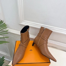 🐎𝐇𝐄𝐑𝐌𝐄* 爱玛仕 26𝐬𝐬 🌈专柜新款 2026秋冬新品 经典Kelly扣尖头侧拉链猫跟及踝靴 系列〰 ◽鞋面: 🐎𝐇𝐄𝐑𝐌𝐄* 爱玛仕 26𝐬𝐬 🌈专柜新款 2026秋冬新品 经典Kelly扣尖头侧拉链猫跟及踝靴 系列〰 ◽鞋面: