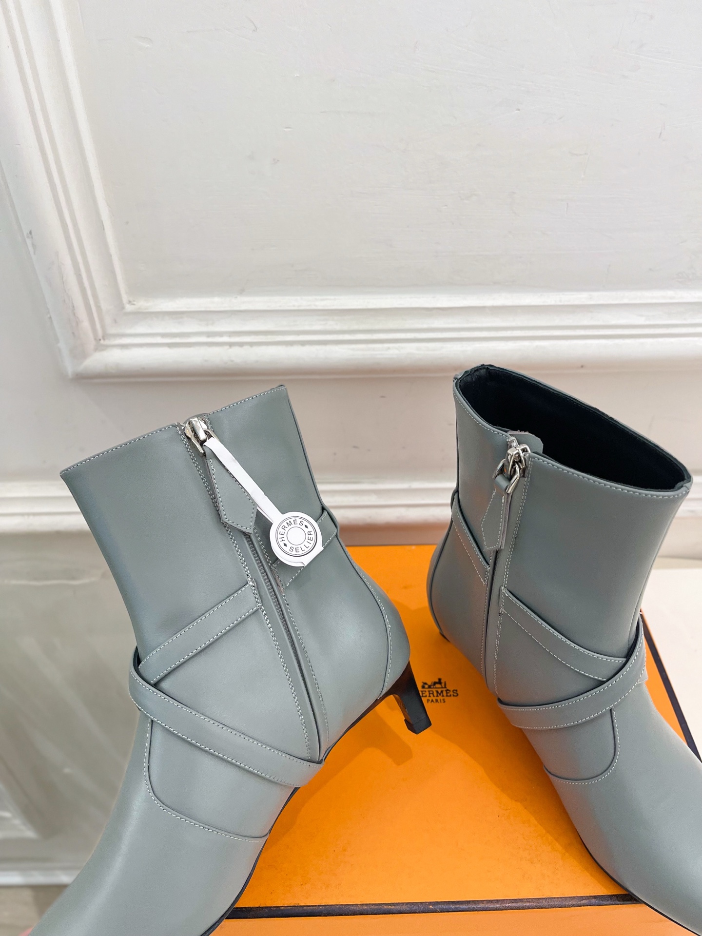 🐎𝐇𝐄𝐑𝐌𝐄* 爱玛仕 26𝐬𝐬 🌈专柜新款 2026秋冬新品 经典Kelly扣尖头侧拉链猫跟及踝靴 系列〰 ◽鞋面: 🐎𝐇𝐄𝐑𝐌𝐄* 爱玛仕 26𝐬𝐬 🌈专柜新款 2026秋冬新品 经典Kelly扣尖头侧拉链猫跟及踝靴 系列〰 ◽鞋面: