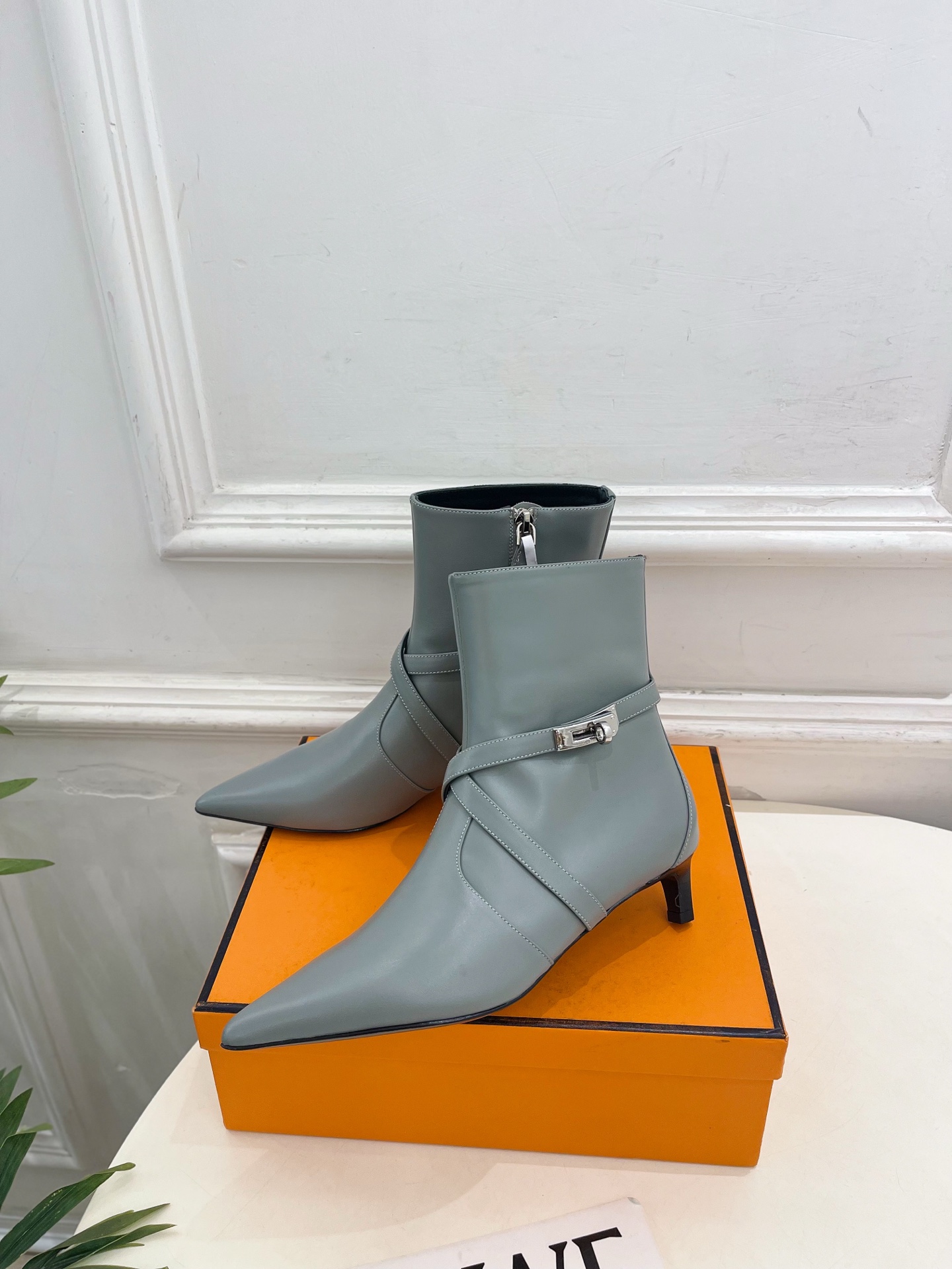 🐎𝐇𝐄𝐑𝐌𝐄* 爱玛仕 26𝐬𝐬 🌈专柜新款 2026秋冬新品 经典Kelly扣尖头侧拉链猫跟及踝靴 系列〰 ◽鞋面: 🐎𝐇𝐄𝐑𝐌𝐄* 爱玛仕 26𝐬𝐬 🌈专柜新款 2026秋冬新品 经典Kelly扣尖头侧拉链猫跟及踝靴 系列〰 ◽鞋面: