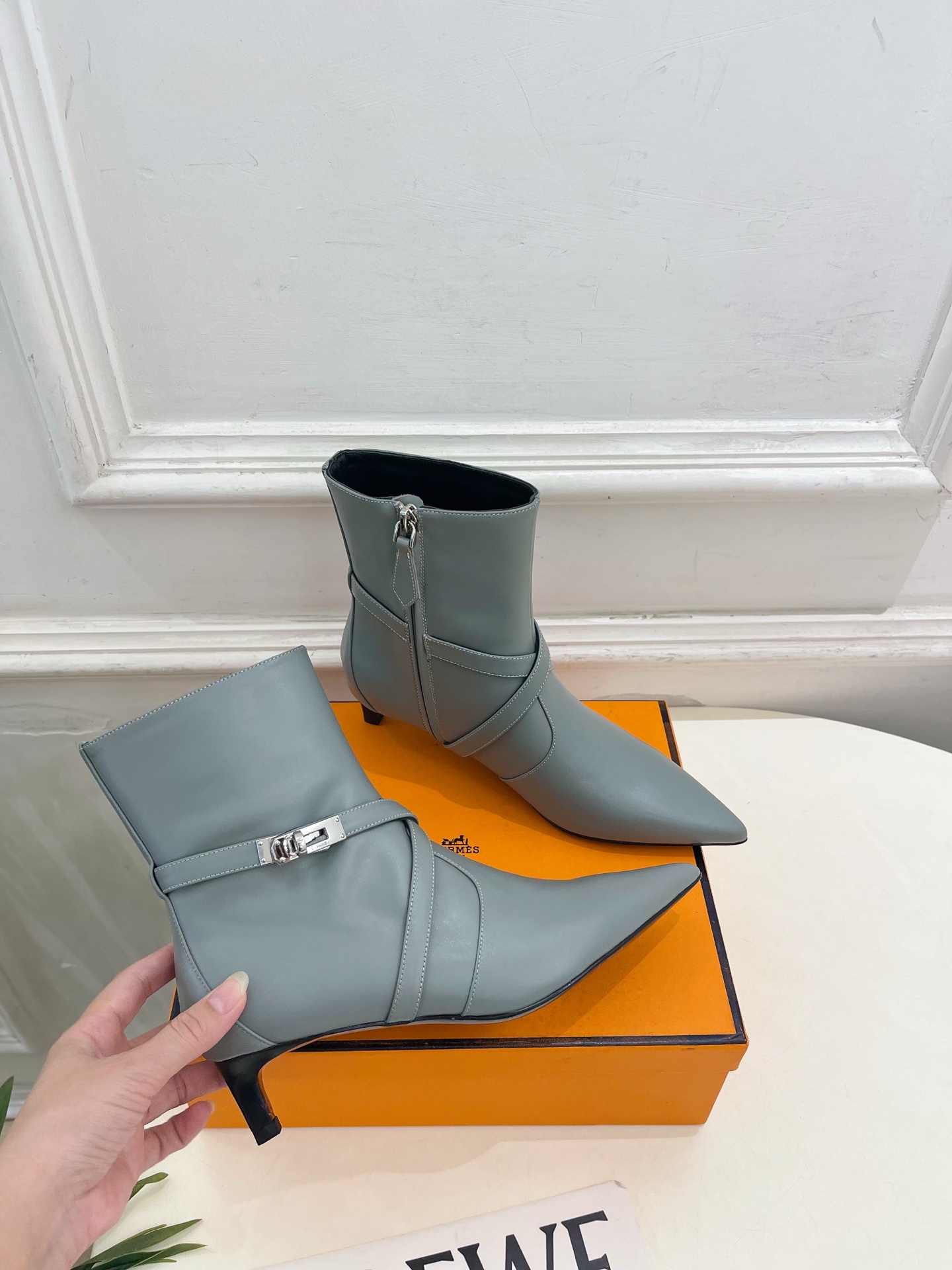 🐎𝐇𝐄𝐑𝐌𝐄* 爱玛仕 26𝐬𝐬 🌈专柜新款 2026秋冬新品 经典Kelly扣尖头侧拉链猫跟及踝靴 系列〰 ◽鞋面: 🐎𝐇𝐄𝐑𝐌𝐄* 爱玛仕 26𝐬𝐬 🌈专柜新款 2026秋冬新品 经典Kelly扣尖头侧拉链猫跟及踝靴 系列〰 ◽鞋面: