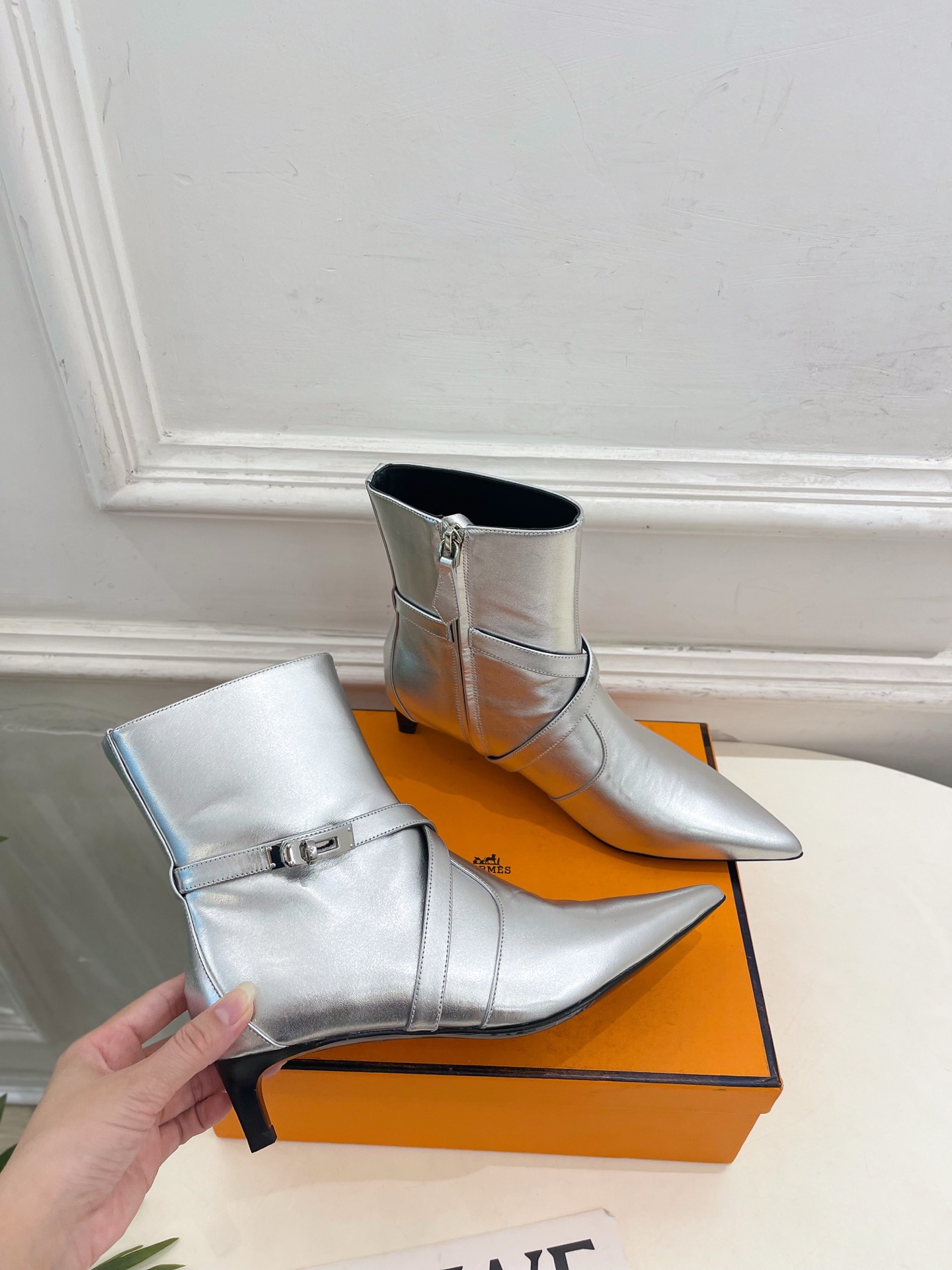 🐎𝐇𝐄𝐑𝐌𝐄* 爱玛仕 26𝐬𝐬 🌈专柜新款 2026秋冬新品 经典Kelly扣尖头侧拉链猫跟及踝靴 系列〰 ◽鞋面: 🐎𝐇𝐄𝐑𝐌𝐄* 爱玛仕 26𝐬𝐬 🌈专柜新款 2026秋冬新品 经典Kelly扣尖头侧拉链猫跟及踝靴 系列〰 ◽鞋面: