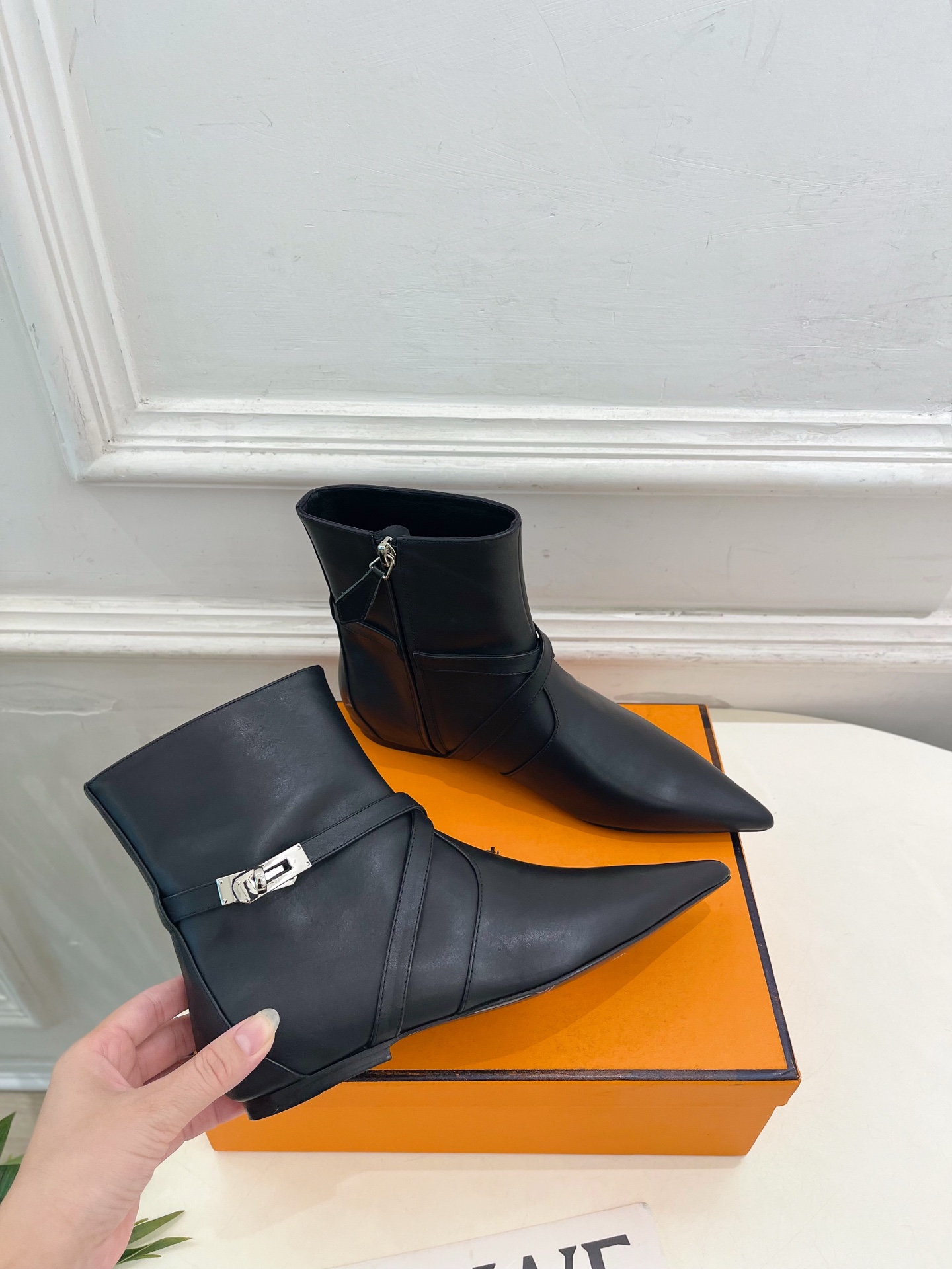 🐎𝐇𝐄𝐑𝐌𝐄* 爱玛仕 26𝐬𝐬 🌈专柜新款 2026秋冬新品 经典Kelly扣尖头侧拉链猫跟及踝靴 系列〰 ◽鞋面: 🐎𝐇𝐄𝐑𝐌𝐄* 爱玛仕 26𝐬𝐬 🌈专柜新款 2026秋冬新品 经典Kelly扣尖头侧拉链猫跟及踝靴 系列〰 ◽鞋面: