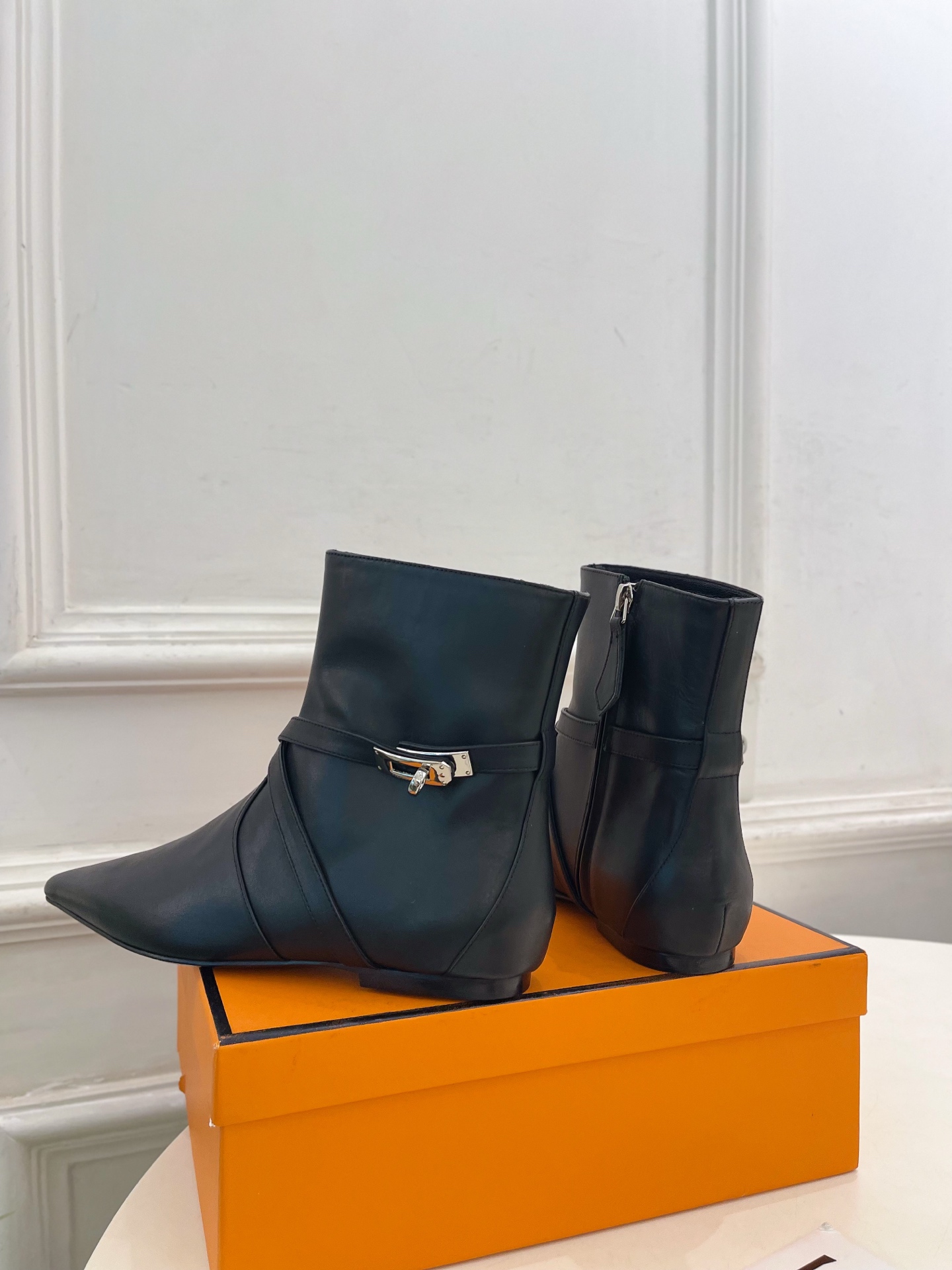 🐎𝐇𝐄𝐑𝐌𝐄* 爱玛仕 26𝐬𝐬 🌈专柜新款 2026秋冬新品 经典Kelly扣尖头侧拉链猫跟及踝靴 系列〰 ◽鞋面: 🐎𝐇𝐄𝐑𝐌𝐄* 爱玛仕 26𝐬𝐬 🌈专柜新款 2026秋冬新品 经典Kelly扣尖头侧拉链猫跟及踝靴 系列〰 ◽鞋面: