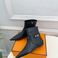 🐎𝐇𝐄𝐑𝐌𝐄* 爱玛仕 26𝐬𝐬 🌈专柜新款 2026秋冬新品 经典Kelly扣尖头侧拉链猫跟及踝靴 系列〰 ◽鞋面: 🐎𝐇𝐄𝐑𝐌𝐄* 爱玛仕 26𝐬𝐬 🌈专柜新款 2026秋冬新品 经典Kelly扣尖头侧拉链猫跟及踝靴 系列〰 ◽鞋面:
