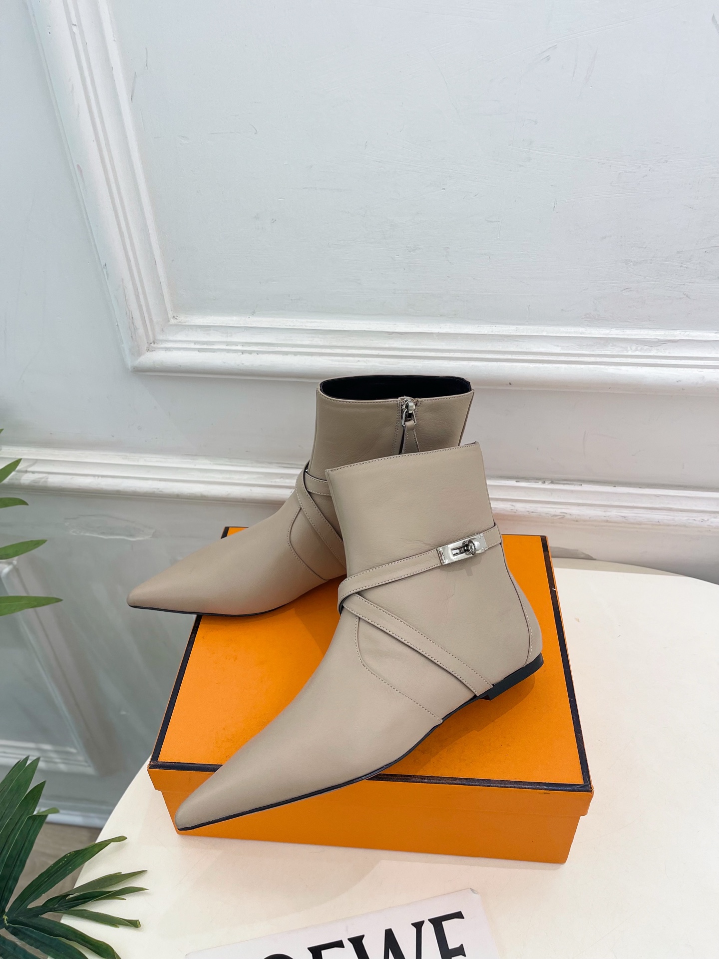 🐎𝐇𝐄𝐑𝐌𝐄* 爱玛仕 26𝐬𝐬 🌈专柜新款 2026秋冬新品 经典Kelly扣尖头侧拉链猫跟及踝靴 系列〰 ◽鞋面: 🐎𝐇𝐄𝐑𝐌𝐄* 爱玛仕 26𝐬𝐬 🌈专柜新款 2026秋冬新品 经典Kelly扣尖头侧拉链猫跟及踝靴 系列〰 ◽鞋面: