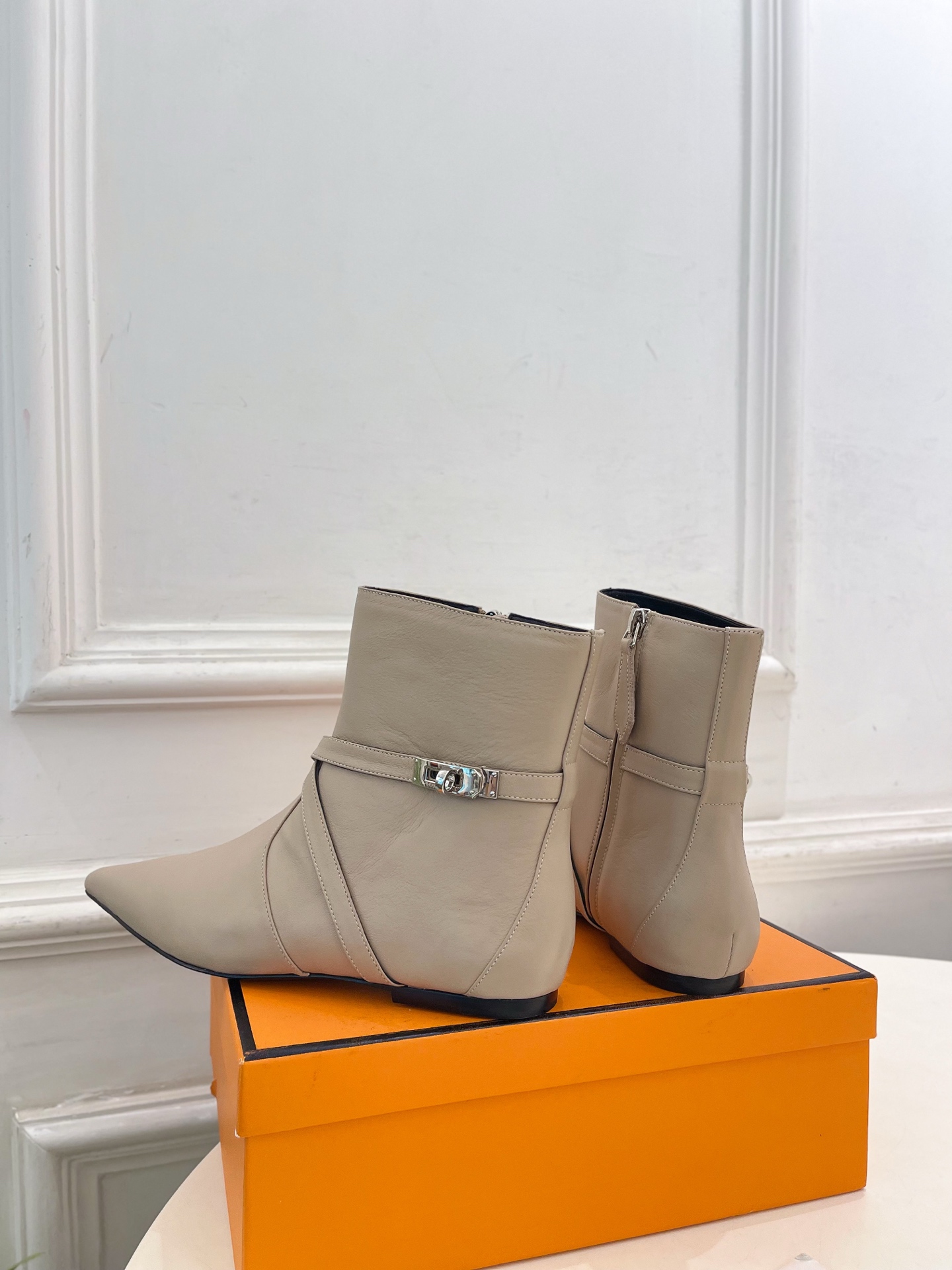🐎𝐇𝐄𝐑𝐌𝐄* 爱玛仕 26𝐬𝐬 🌈专柜新款 2026秋冬新品 经典Kelly扣尖头侧拉链猫跟及踝靴 系列〰 ◽鞋面: 🐎𝐇𝐄𝐑𝐌𝐄* 爱玛仕 26𝐬𝐬 🌈专柜新款 2026秋冬新品 经典Kelly扣尖头侧拉链猫跟及踝靴 系列〰 ◽鞋面: