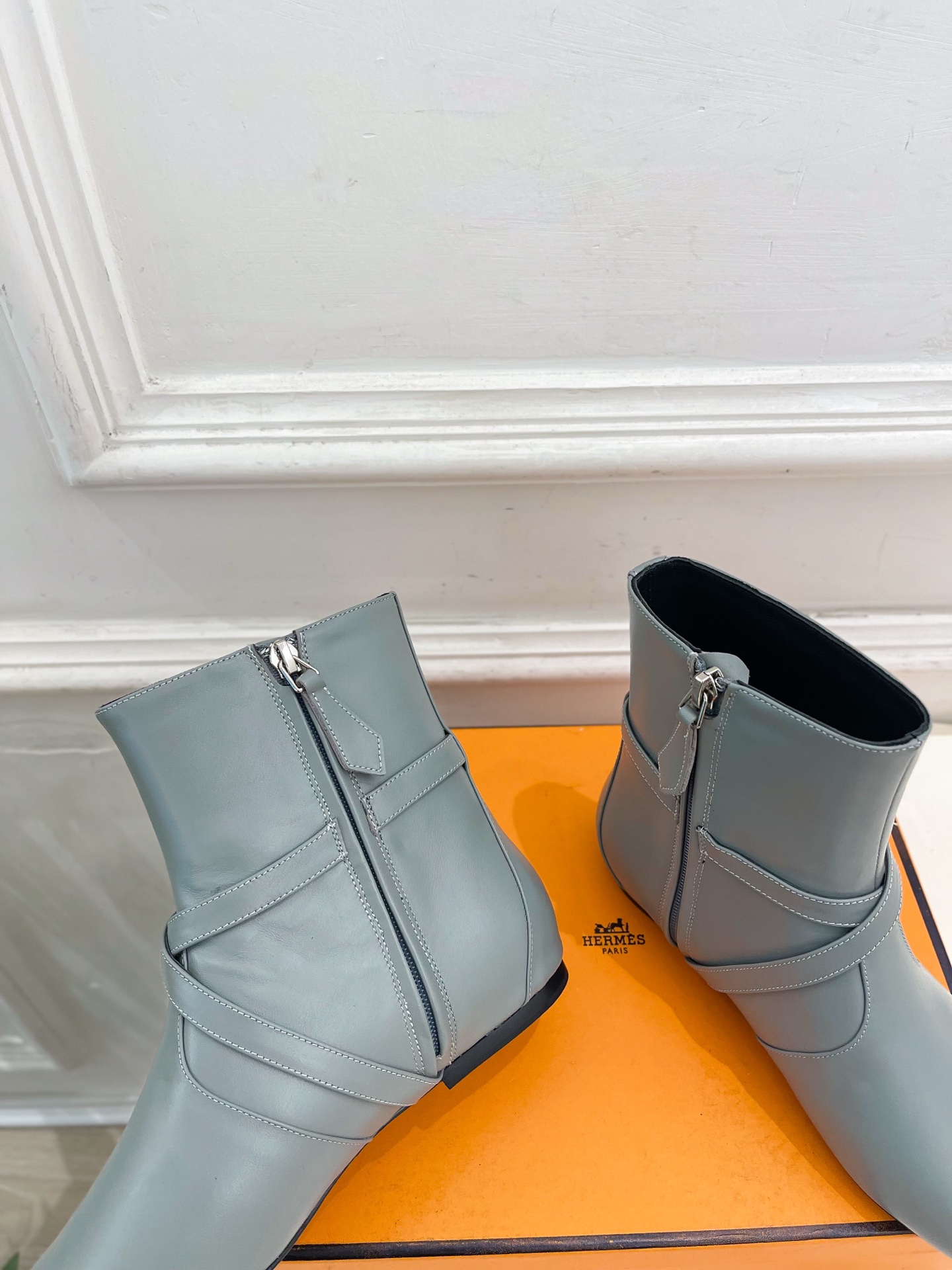 🐎𝐇𝐄𝐑𝐌𝐄* 爱玛仕 26𝐬𝐬  🌈专柜新款 2026秋冬新品 经典Kelly扣尖头侧拉链猫跟及踝靴 系列〰 ◽鞋面：
