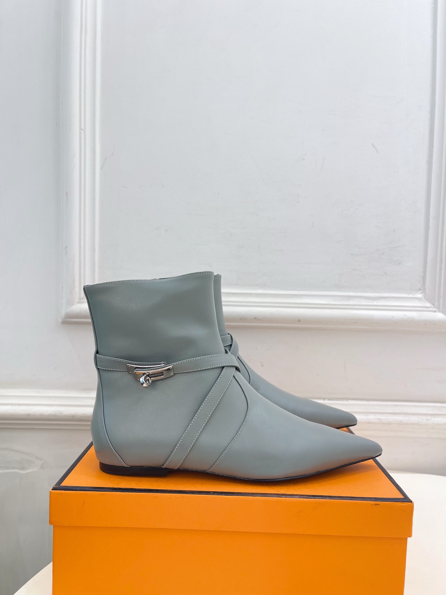 🐎𝐇𝐄𝐑𝐌𝐄* 爱玛仕 26𝐬𝐬  🌈专柜新款 2026秋冬新品 经典Kelly扣尖头侧拉链猫跟及踝靴 系列〰 ◽鞋面：