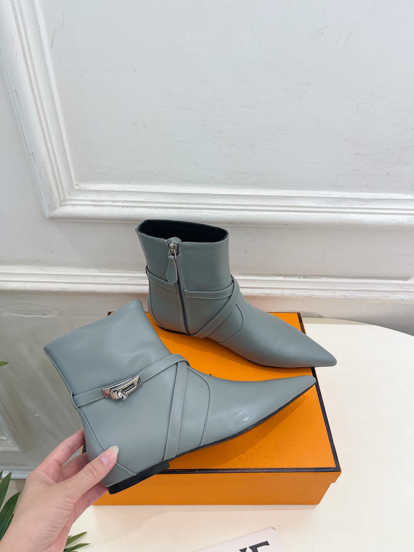🐎𝐇𝐄𝐑𝐌𝐄* 爱玛仕 26𝐬𝐬  🌈专柜新款 2026秋冬新品 经典Kelly扣尖头侧拉链猫跟及踝靴 系列〰 ◽鞋面：