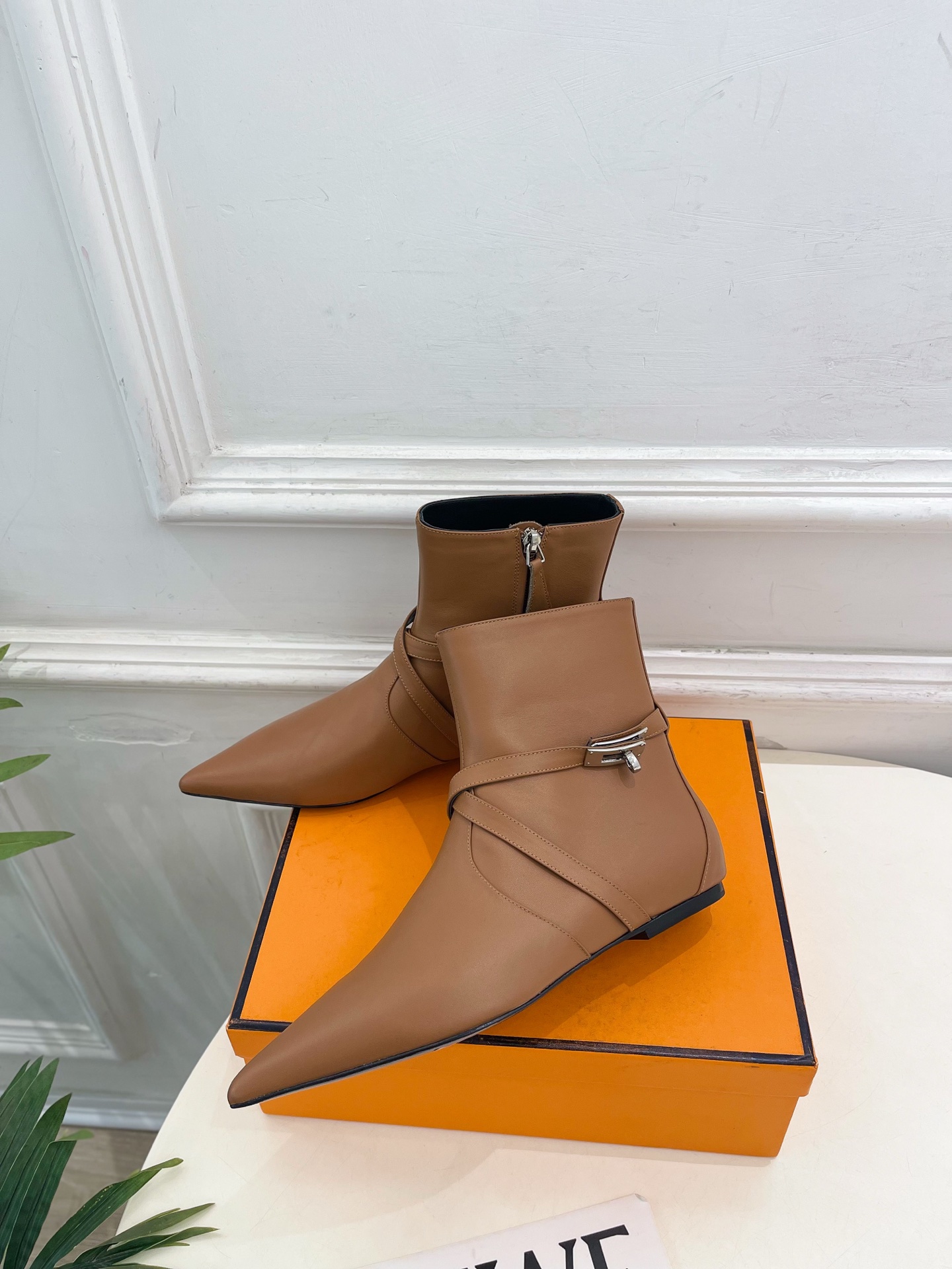 🐎𝐇𝐄𝐑𝐌𝐄* 爱玛仕 26𝐬𝐬  🌈专柜新款 2026秋冬新品 经典Kelly扣尖头侧拉链猫跟及踝靴 系列〰 ◽鞋面：