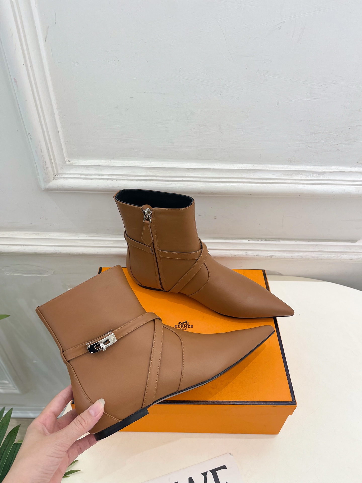 🐎𝐇𝐄𝐑𝐌𝐄* 爱玛仕 26𝐬𝐬  🌈专柜新款 2026秋冬新品 经典Kelly扣尖头侧拉链猫跟及踝靴 系列〰 ◽鞋面：
