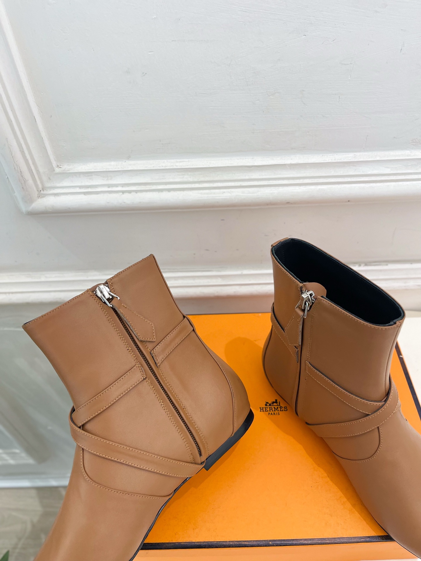 🐎𝐇𝐄𝐑𝐌𝐄* 爱玛仕 26𝐬𝐬  🌈专柜新款 2026秋冬新品 经典Kelly扣尖头侧拉链猫跟及踝靴 系列〰 ◽鞋面：
