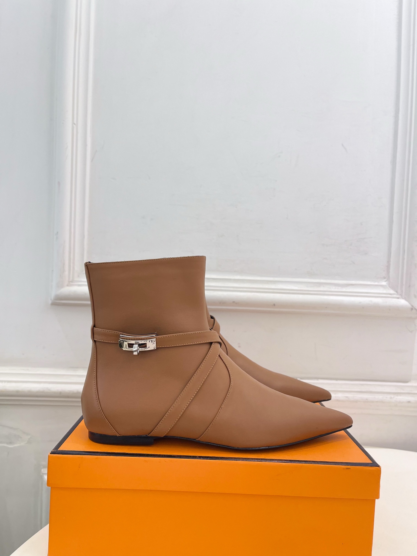 🐎𝐇𝐄𝐑𝐌𝐄* 爱玛仕 26𝐬𝐬  🌈专柜新款 2026秋冬新品 经典Kelly扣尖头侧拉链猫跟及踝靴 系列〰 ◽鞋面：
