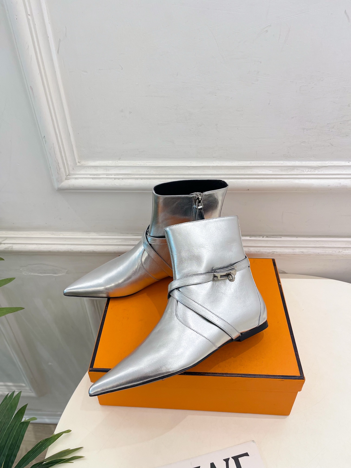 🐎𝐇𝐄𝐑𝐌𝐄* 爱玛仕 26𝐬𝐬 🌈专柜新款 2026秋冬新品 经典Kelly扣尖头侧拉链猫跟及踝靴 系列〰 ◽鞋面: 🐎𝐇𝐄𝐑𝐌𝐄* 爱玛仕 26𝐬𝐬 🌈专柜新款 2026秋冬新品 经典Kelly扣尖头侧拉链猫跟及踝靴 系列〰 ◽鞋面: