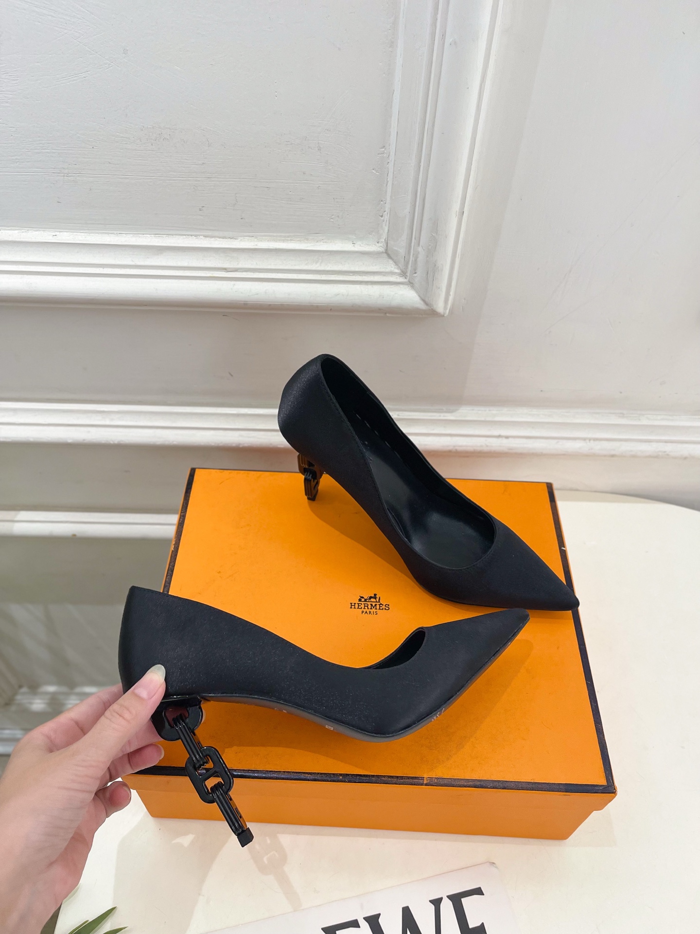 🐎𝐇𝐄𝐑𝐌𝐄* 爱玛仕 26𝐬𝐬  🌈2026秋冬新品 专柜新款 Mirage金属链条跟尖头高跟鞋 系列〰 ◽鞋面：原版