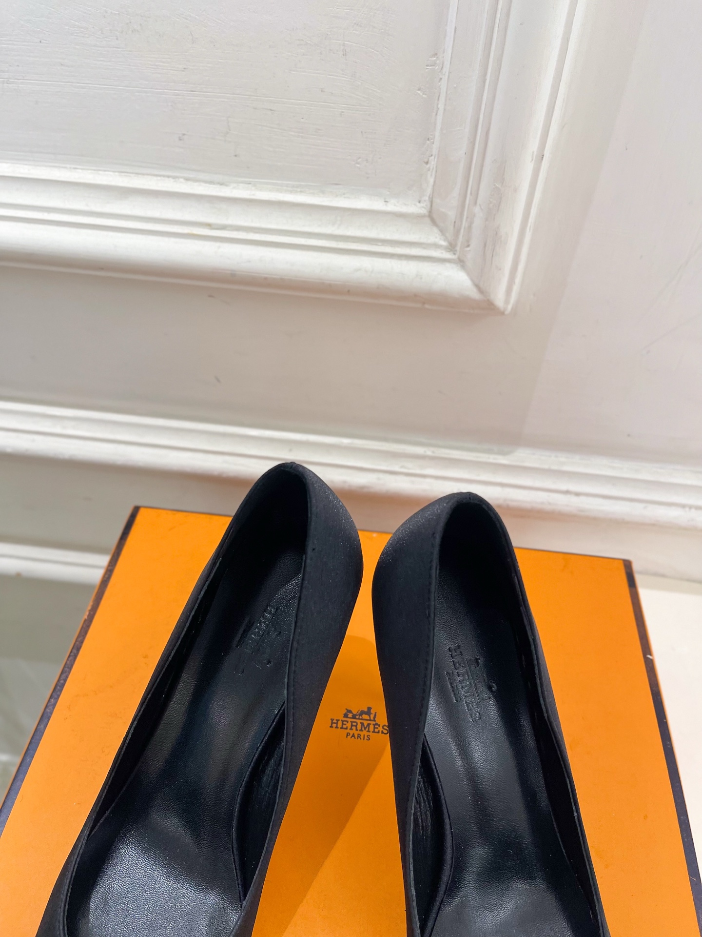 🐎𝐇𝐄𝐑𝐌𝐄* 爱玛仕 26𝐬𝐬  🌈2026秋冬新品 专柜新款 Mirage金属链条跟尖头高跟鞋 系列〰 ◽鞋面：原版