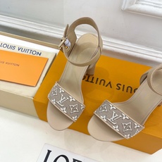 LV | 路易威登 26𝐬𝐬 🧡💚2026新品 顶级版本⚠️原版一致 专柜主打最新款 LV经典♣️梅花跟一字带 LV | 路易威登 26𝐬𝐬 🧡💚2026新品 顶级版本⚠️原版一致 专柜主打最新款 LV经典♣️梅花跟一字带
