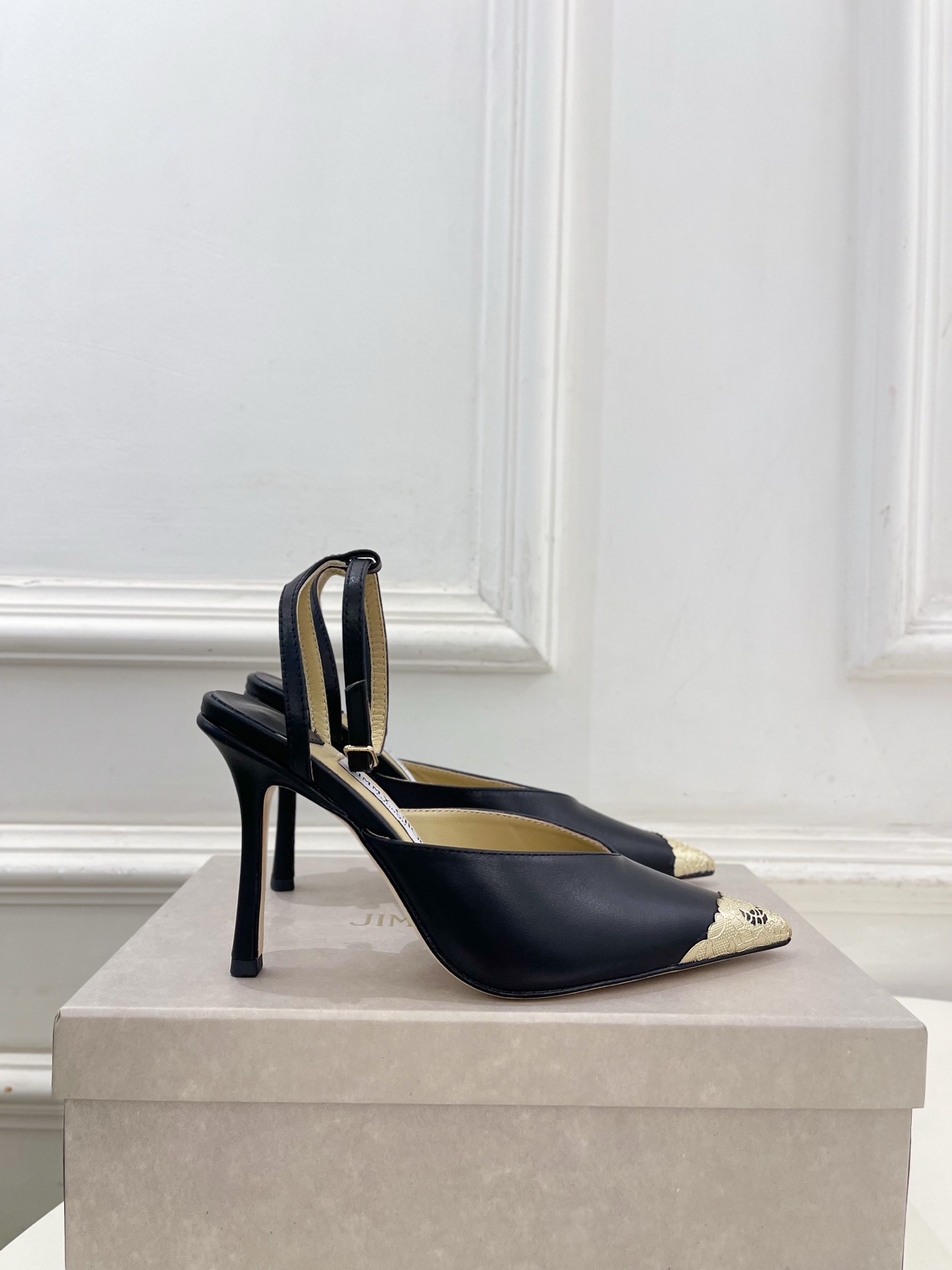 JimmyChoo 吉米周 26𝐬𝐬 ———      ✨ 2026新品 专柜最新JC金属头尖头高跟凉鞋  BS名媛气质