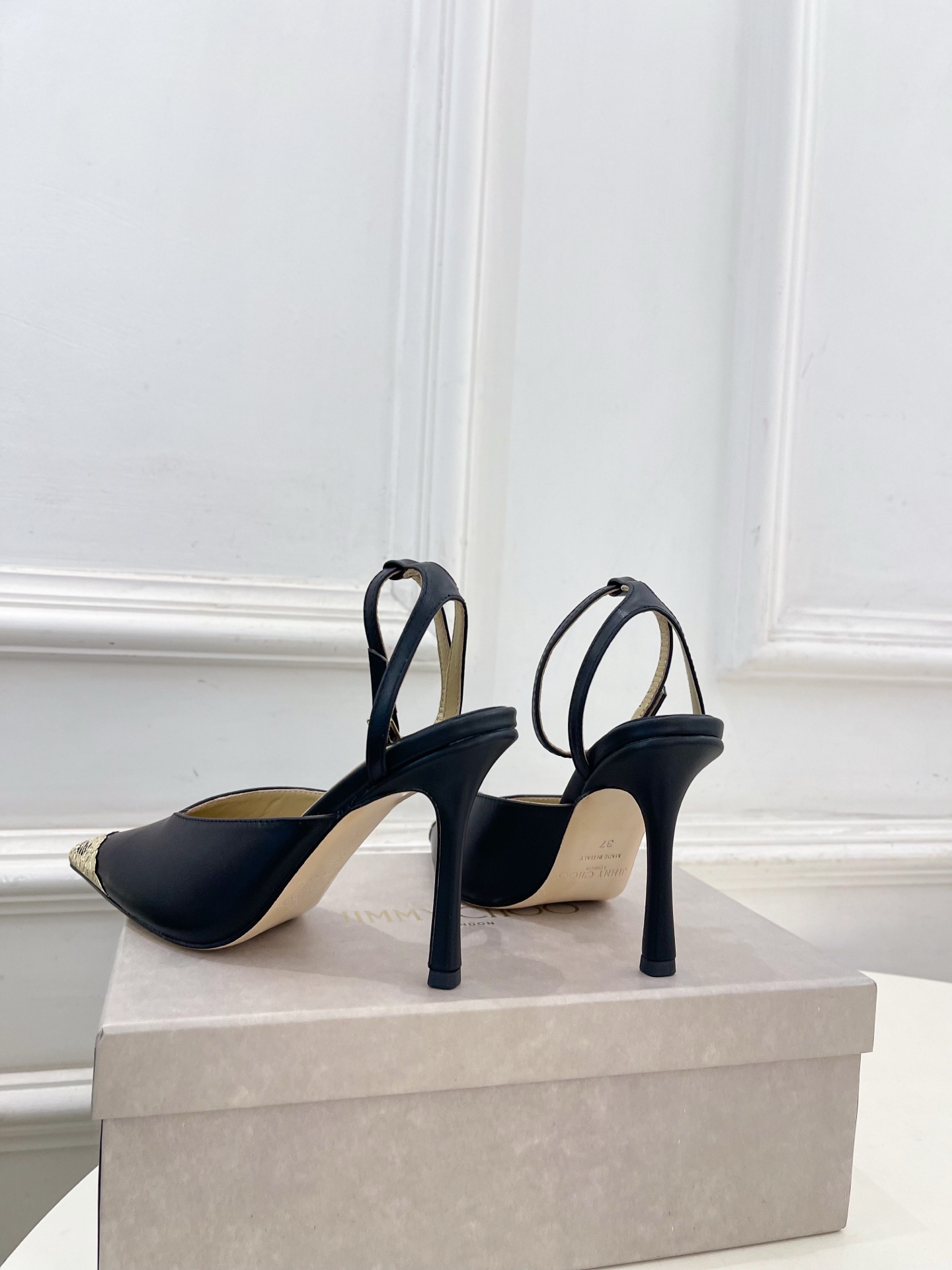 JimmyChoo 吉米周 26𝐬𝐬 ———      ✨ 2026新品 专柜最新JC金属头尖头高跟凉鞋  BS名媛气质