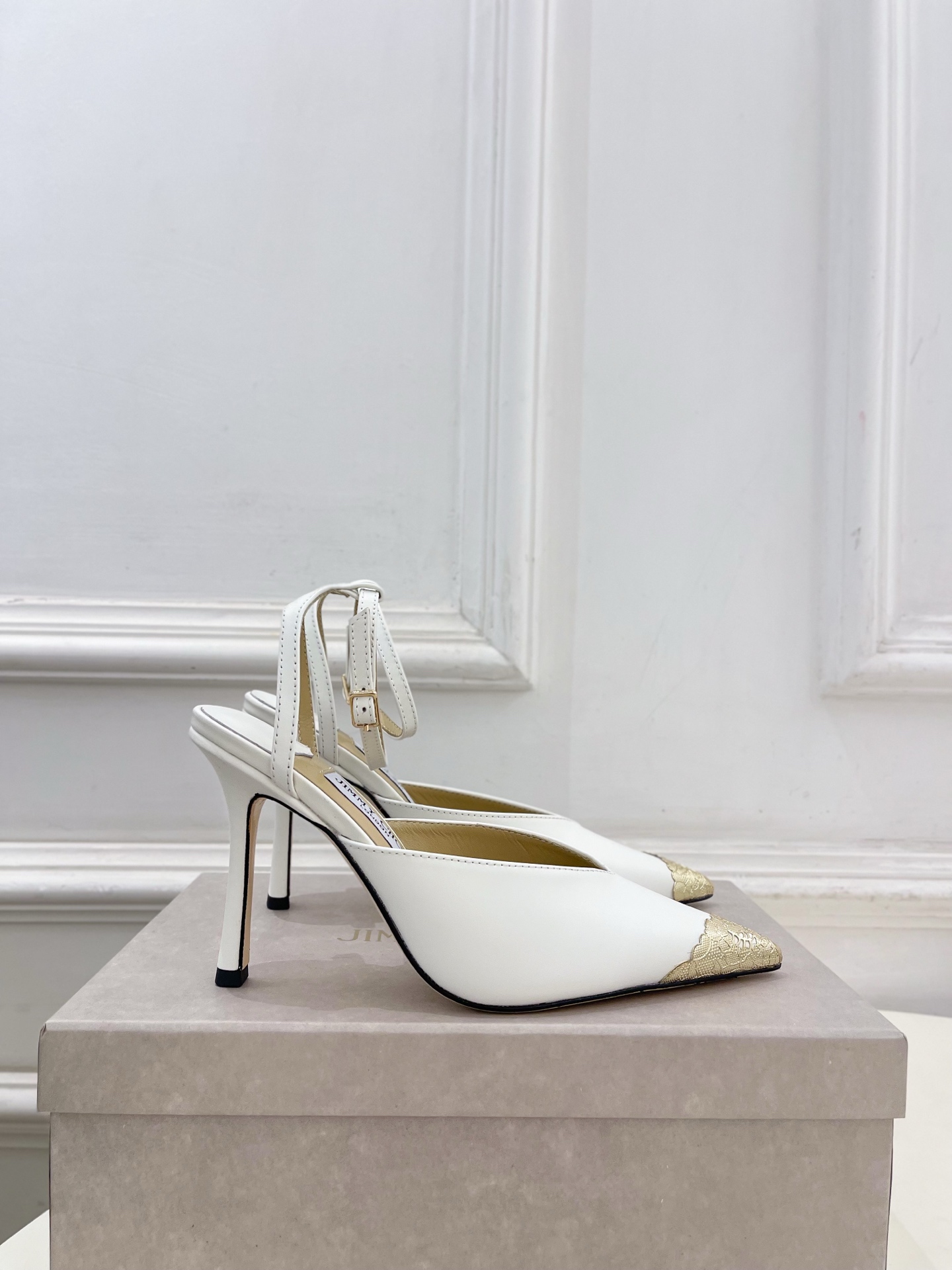 JimmyChoo 吉米周 26𝐬𝐬 ———      ✨ 2026新品 专柜最新JC金属头尖头高跟凉鞋  BS名媛气质