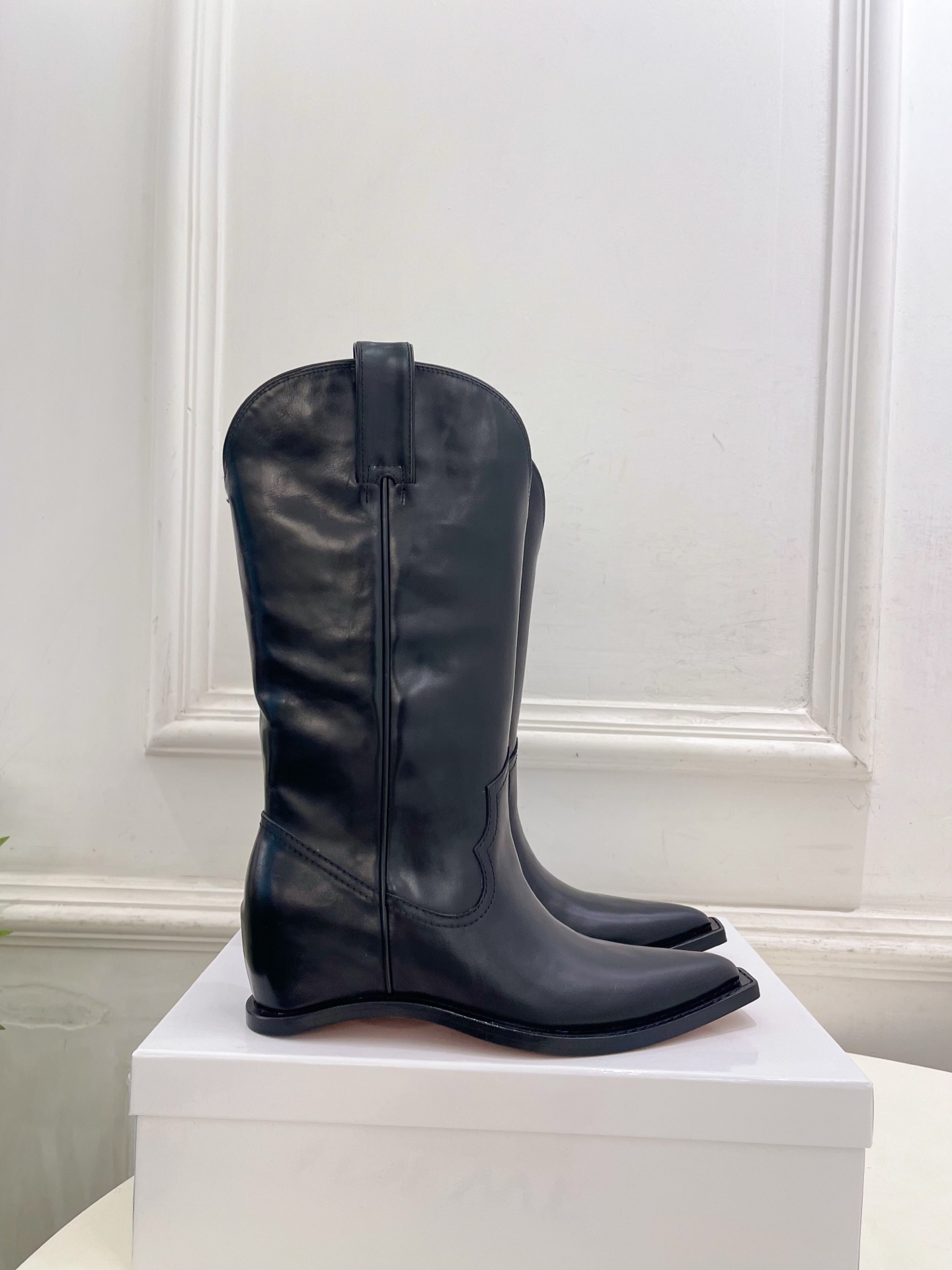 Maison Margiela· 马吉拉26𝐬𝐬  2026秋冬新品 MM6复古分趾内增高西部牛仔靴———————— M
