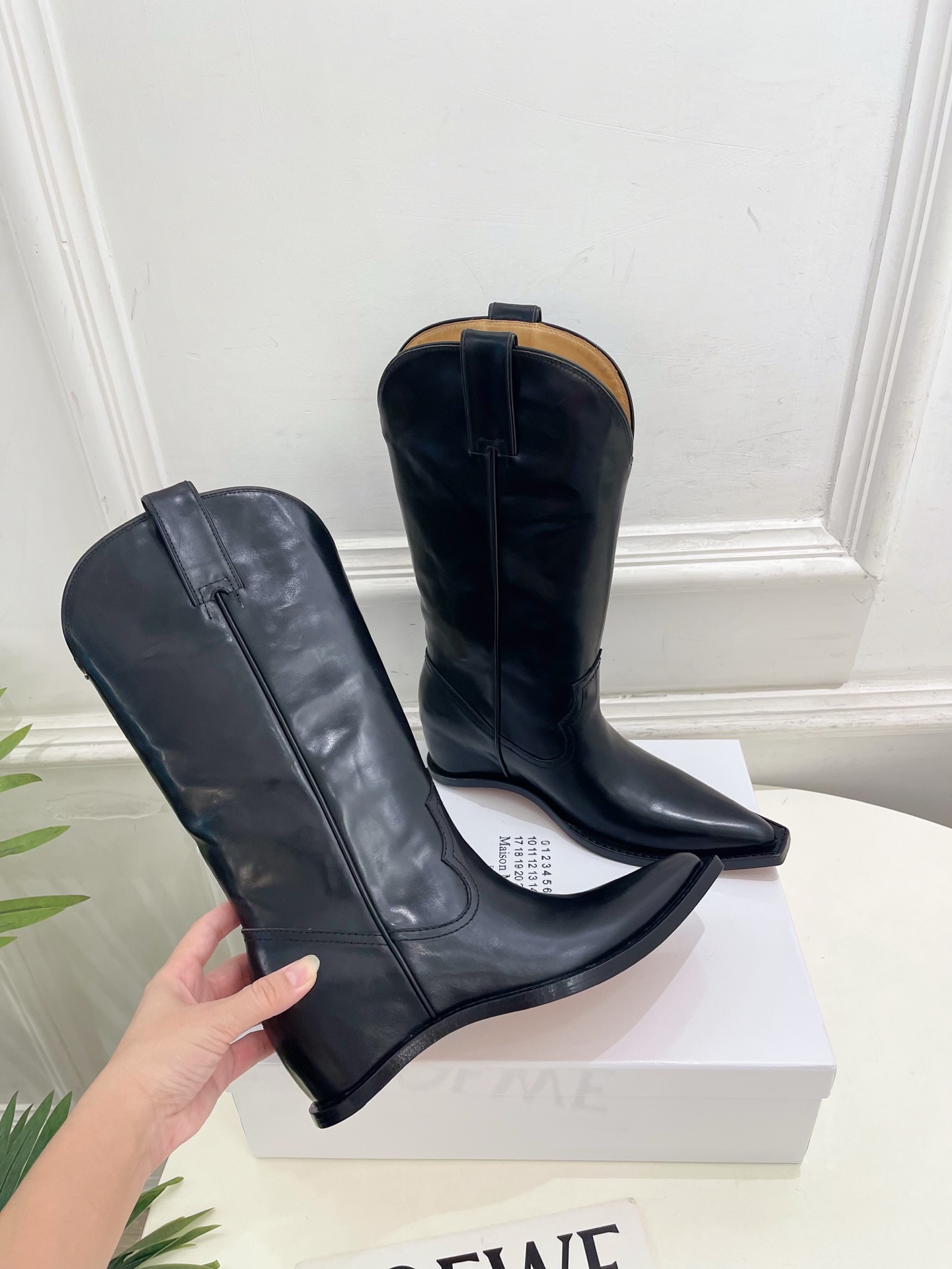 Maison Margiela· 马吉拉26𝐬𝐬  2026秋冬新品 MM6复古分趾内增高西部牛仔靴———————— M
