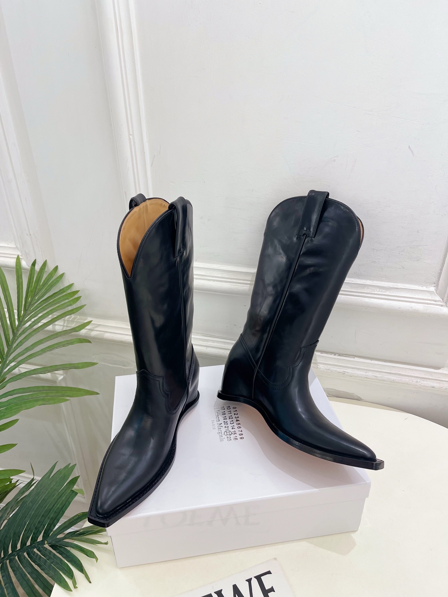 Maison Margiela· 马吉拉26𝐬𝐬  2026秋冬新品 MM6复古分趾内增高西部牛仔靴———————— M