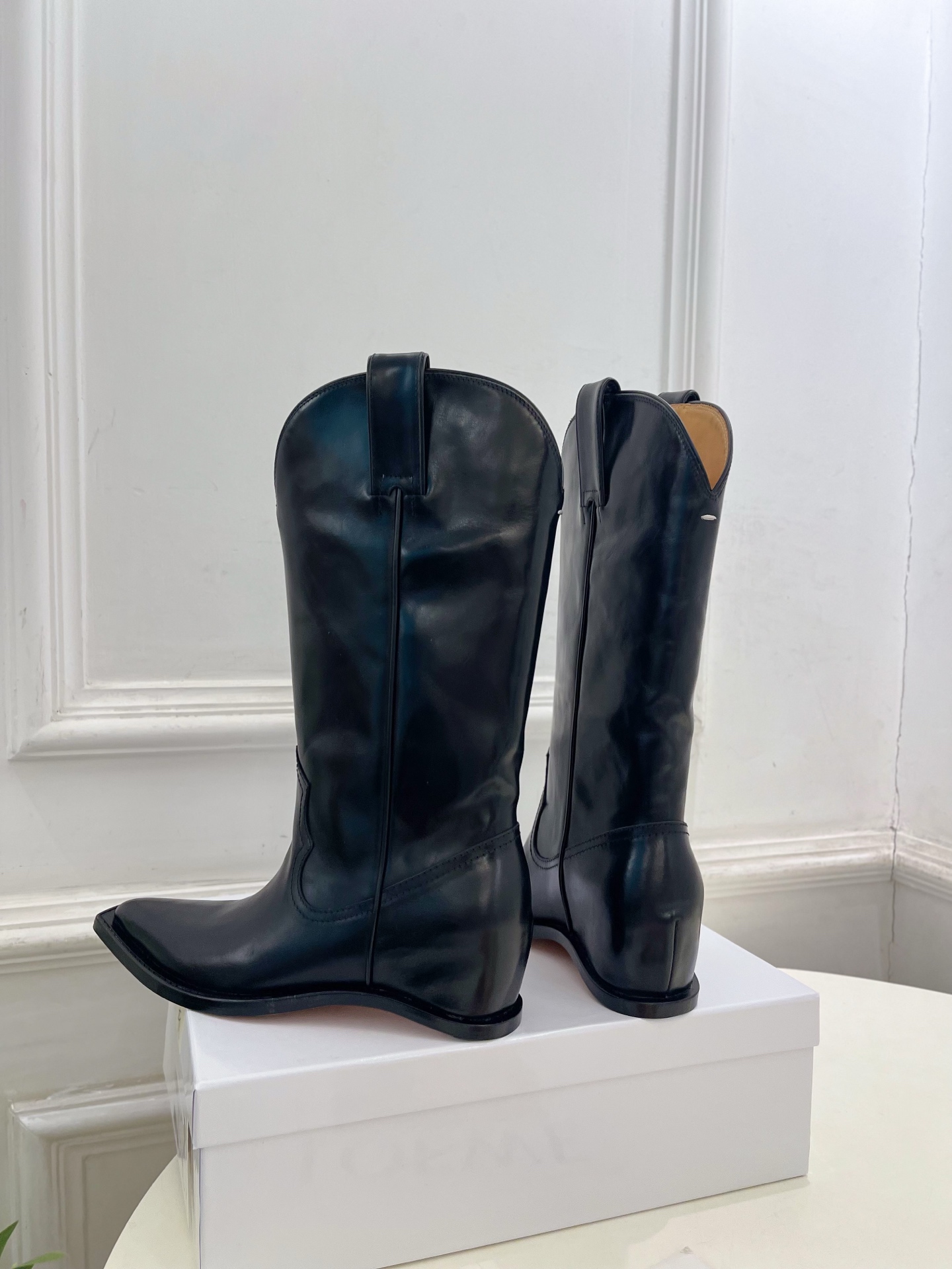 Maison Margiela· 马吉拉26𝐬𝐬  2026秋冬新品 MM6复古分趾内增高西部牛仔靴———————— M