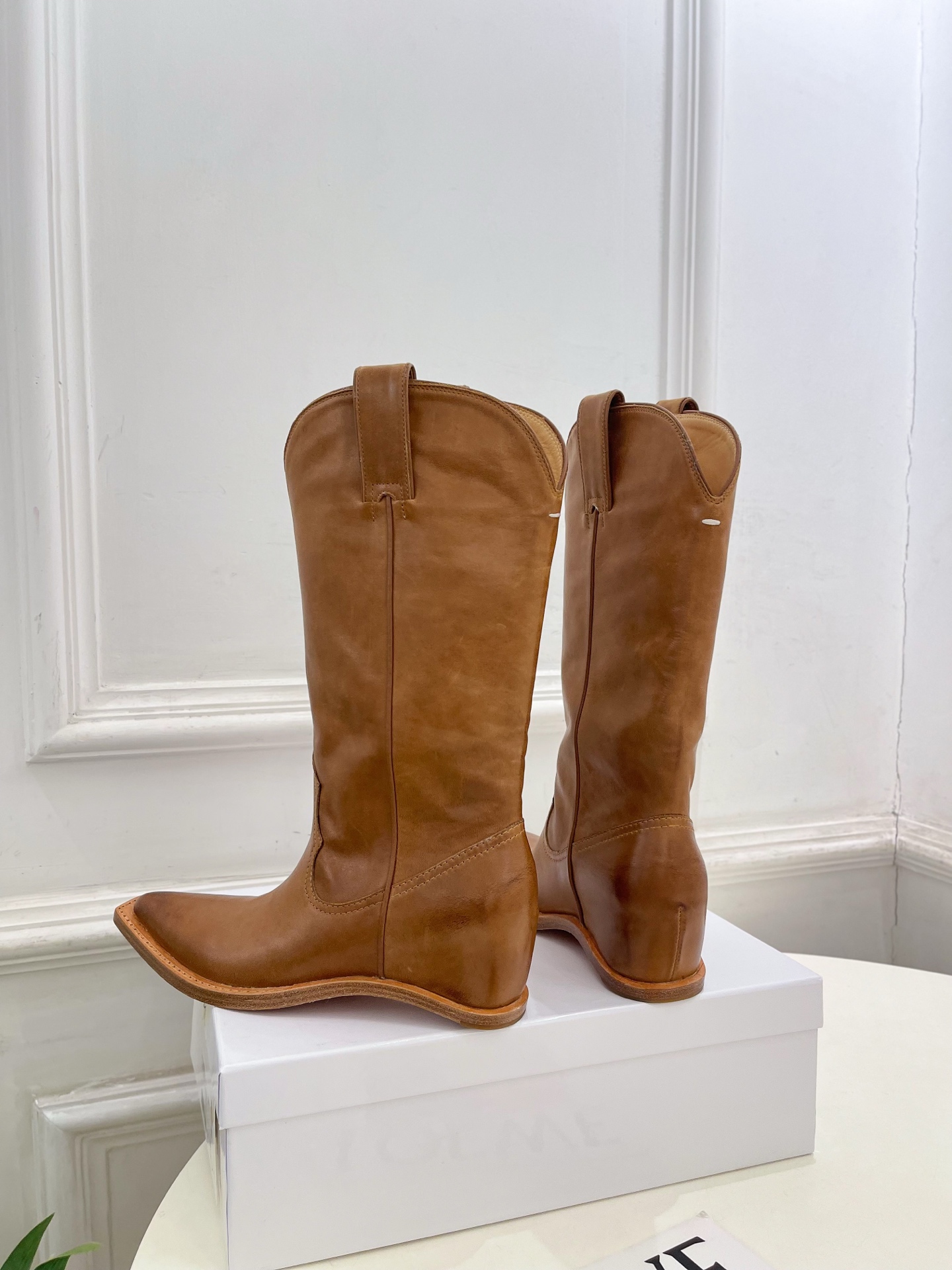 Maison Margiela· 马吉拉26𝐬𝐬  2026秋冬新品 MM6复古分趾内增高西部牛仔靴———————— M