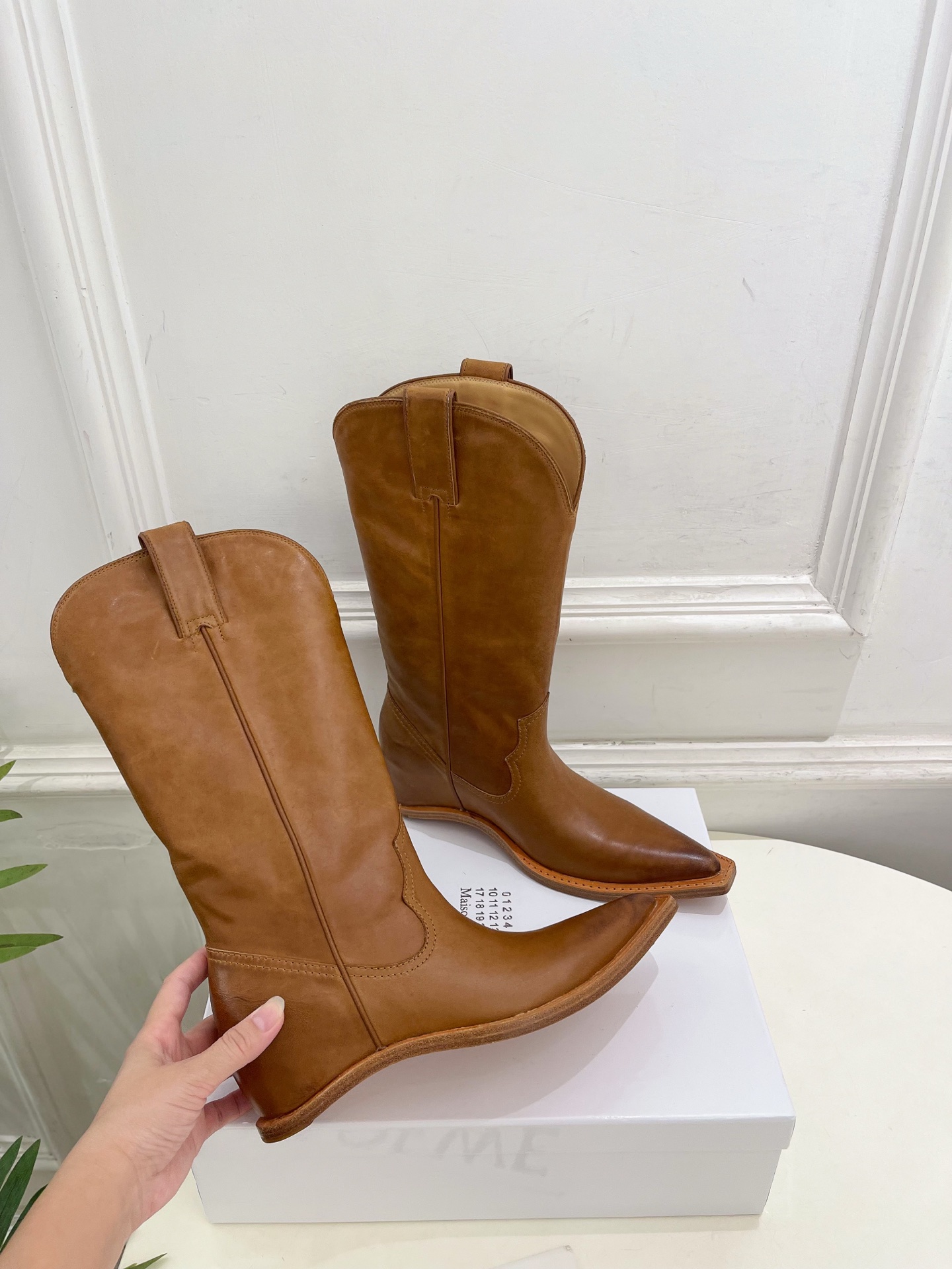 Maison Margiela· 马吉拉26𝐬𝐬  2026秋冬新品 MM6复古分趾内增高西部牛仔靴———————— M