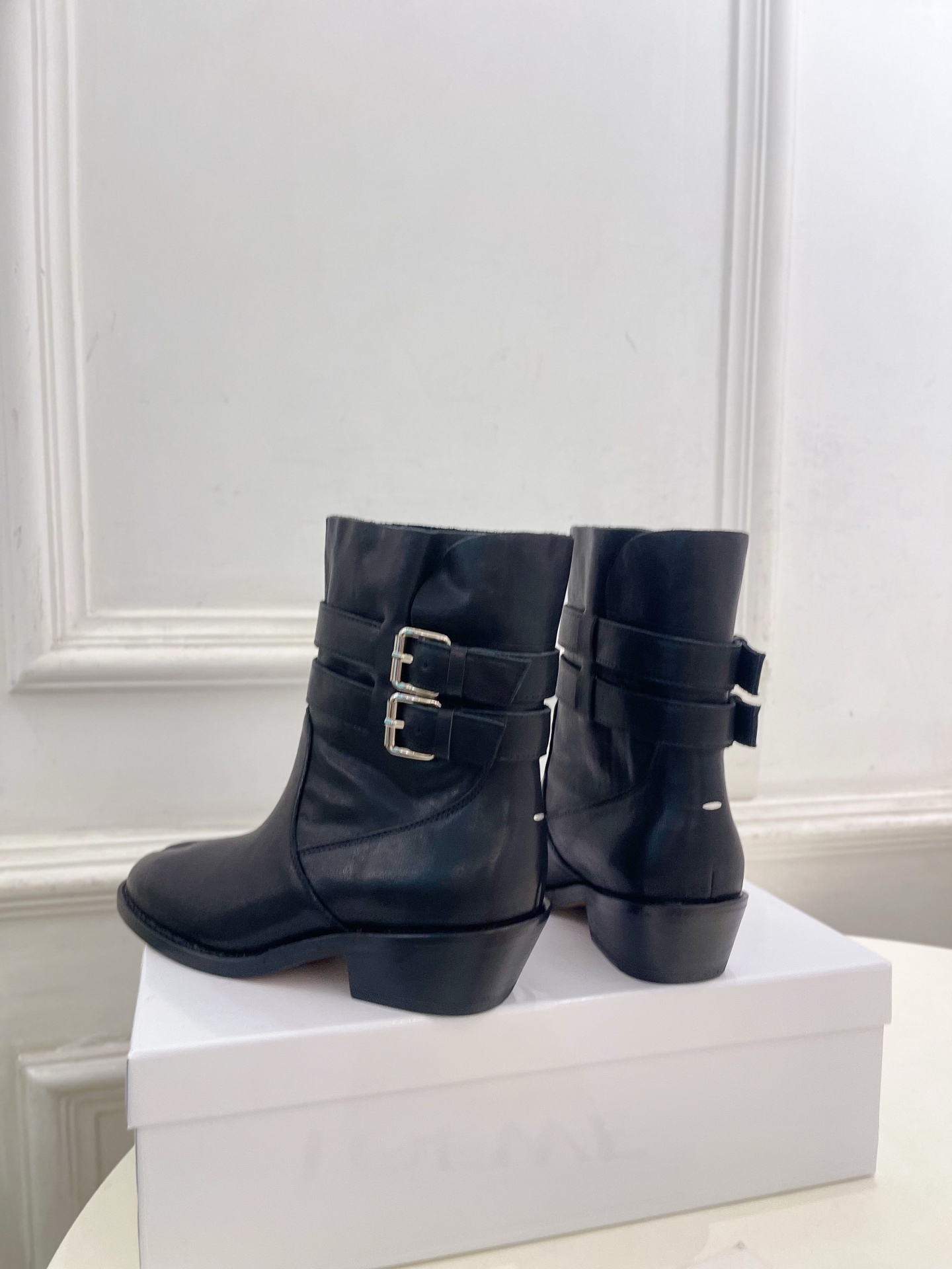 Maison Margiela· 马吉拉26𝐬𝐬 2026秋冬新品 MM6复古皮带扣分趾粗跟短靴———————— MM Maison Margiela· 马吉拉26𝐬𝐬 2026秋冬新品 MM6复古皮带扣分趾粗跟短靴———————— MM