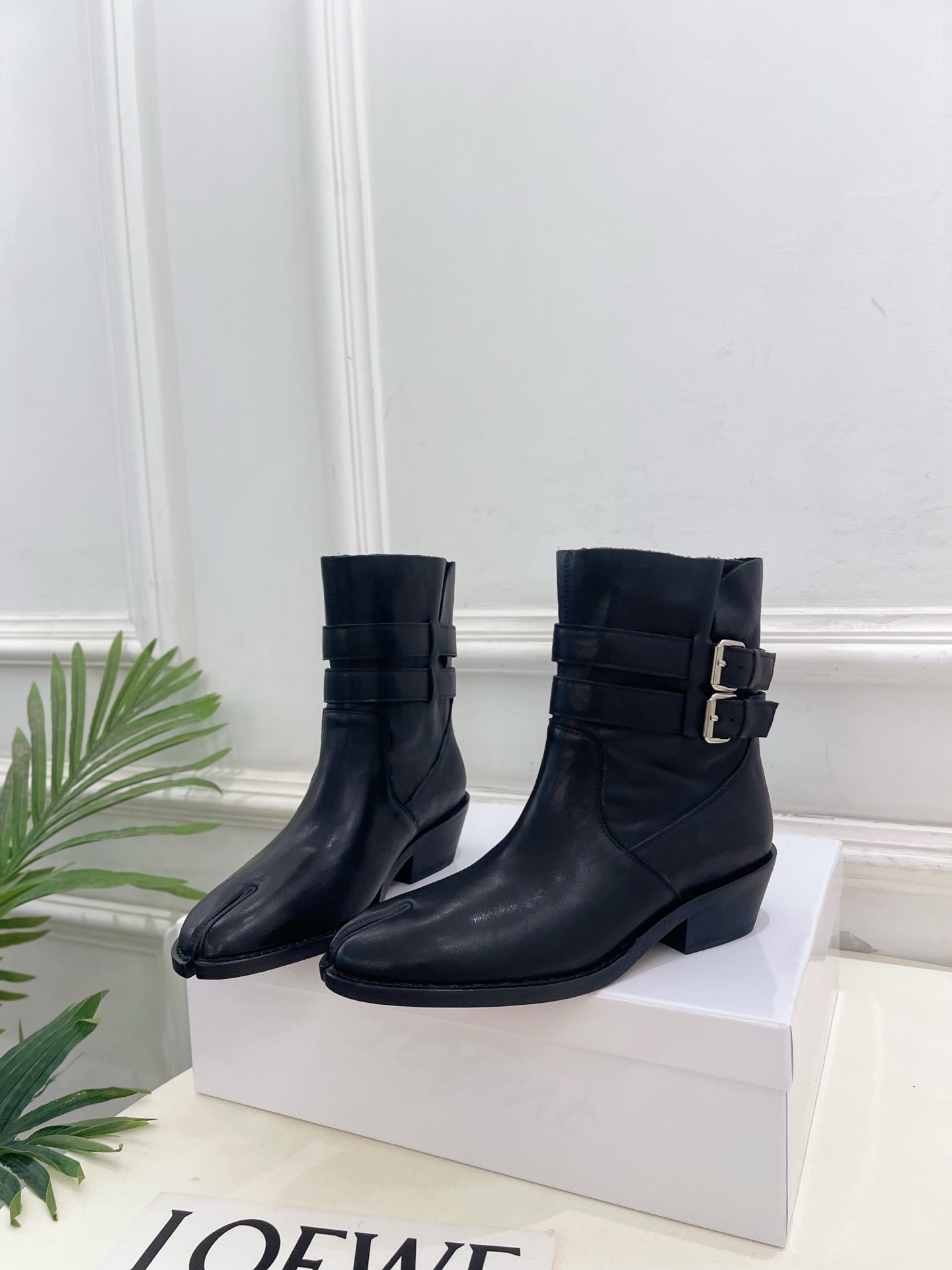 Maison Margiela· 马吉拉26𝐬𝐬 2026秋冬新品 MM6复古皮带扣分趾粗跟短靴———————— MM Maison Margiela· 马吉拉26𝐬𝐬 2026秋冬新品 MM6复古皮带扣分趾粗跟短靴———————— MM