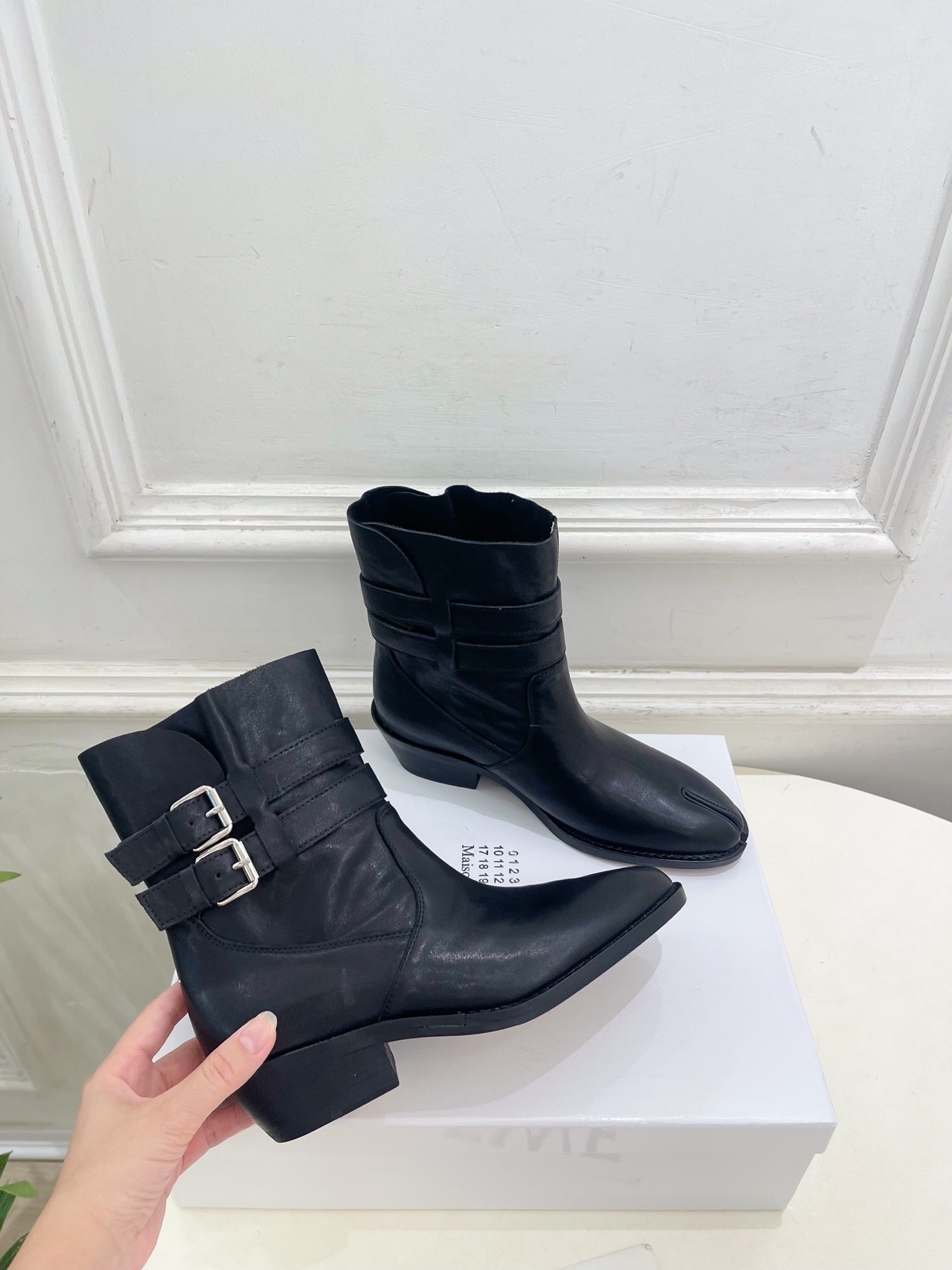 Maison Margiela· 马吉拉26𝐬𝐬 2026秋冬新品 MM6复古皮带扣分趾粗跟短靴———————— MM Maison Margiela· 马吉拉26𝐬𝐬 2026秋冬新品 MM6复古皮带扣分趾粗跟短靴———————— MM
