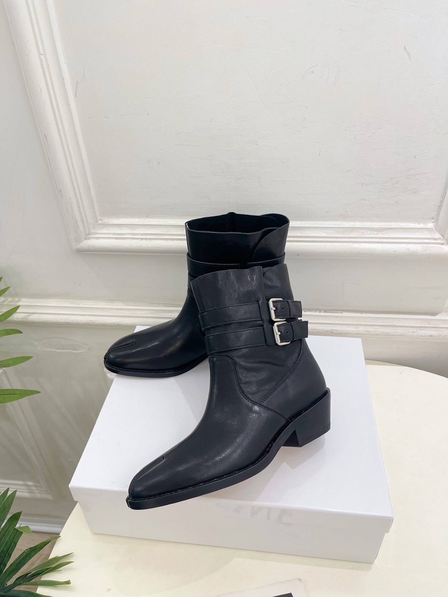 Maison Margiela· 马吉拉26𝐬𝐬 2026秋冬新品 MM6复古皮带扣分趾粗跟短靴———————— MM Maison Margiela· 马吉拉26𝐬𝐬 2026秋冬新品 MM6复古皮带扣分趾粗跟短靴———————— MM