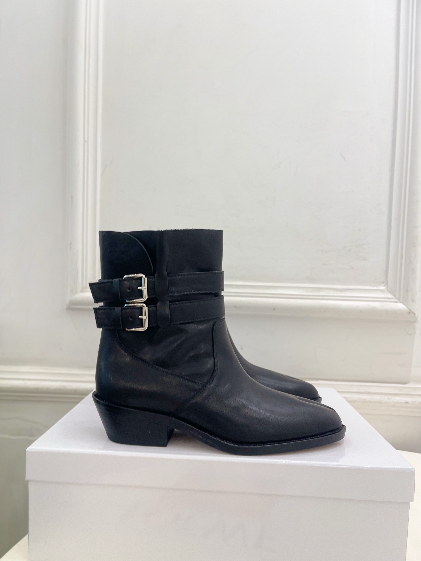 Maison Margiela· 马吉拉26𝐬𝐬 2026秋冬新品 MM6复古皮带扣分趾粗跟短靴———————— MM Maison Margiela· 马吉拉26𝐬𝐬 2026秋冬新品 MM6复古皮带扣分趾粗跟短靴———————— MM