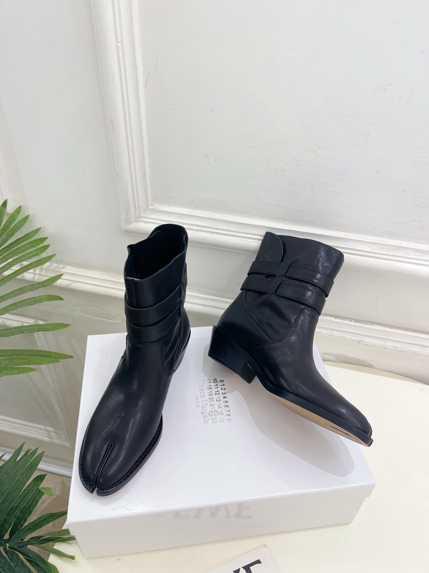 Maison Margiela· 马吉拉26𝐬𝐬 2026秋冬新品 MM6复古皮带扣分趾粗跟短靴———————— MM Maison Margiela· 马吉拉26𝐬𝐬 2026秋冬新品 MM6复古皮带扣分趾粗跟短靴———————— MM