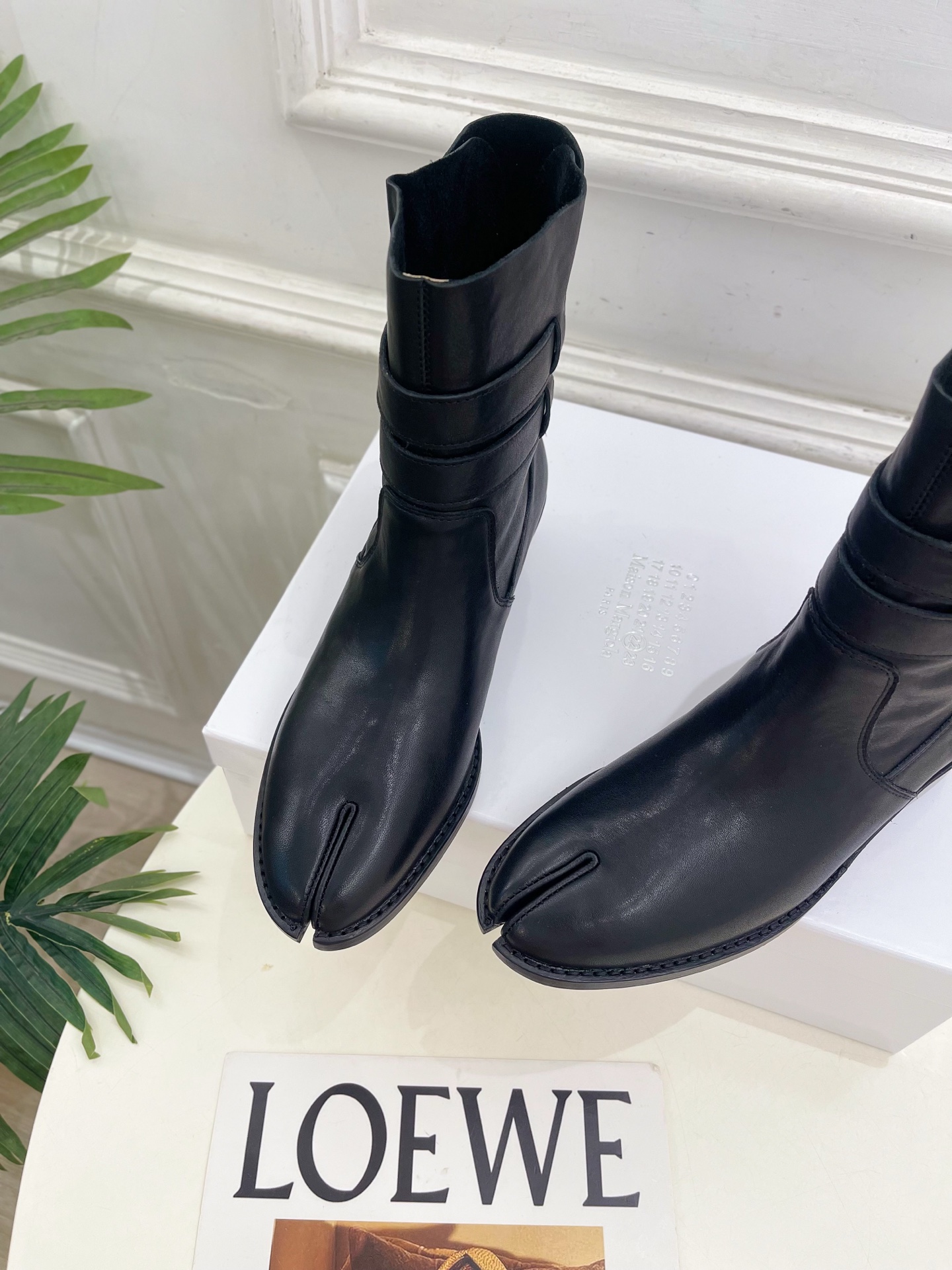 Maison Margiela· 马吉拉26𝐬𝐬 2026秋冬新品 MM6复古皮带扣分趾粗跟短靴———————— MM Maison Margiela· 马吉拉26𝐬𝐬 2026秋冬新品 MM6复古皮带扣分趾粗跟短靴———————— MM